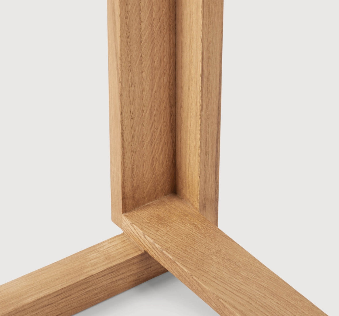 Kristina Dam: Outline chair