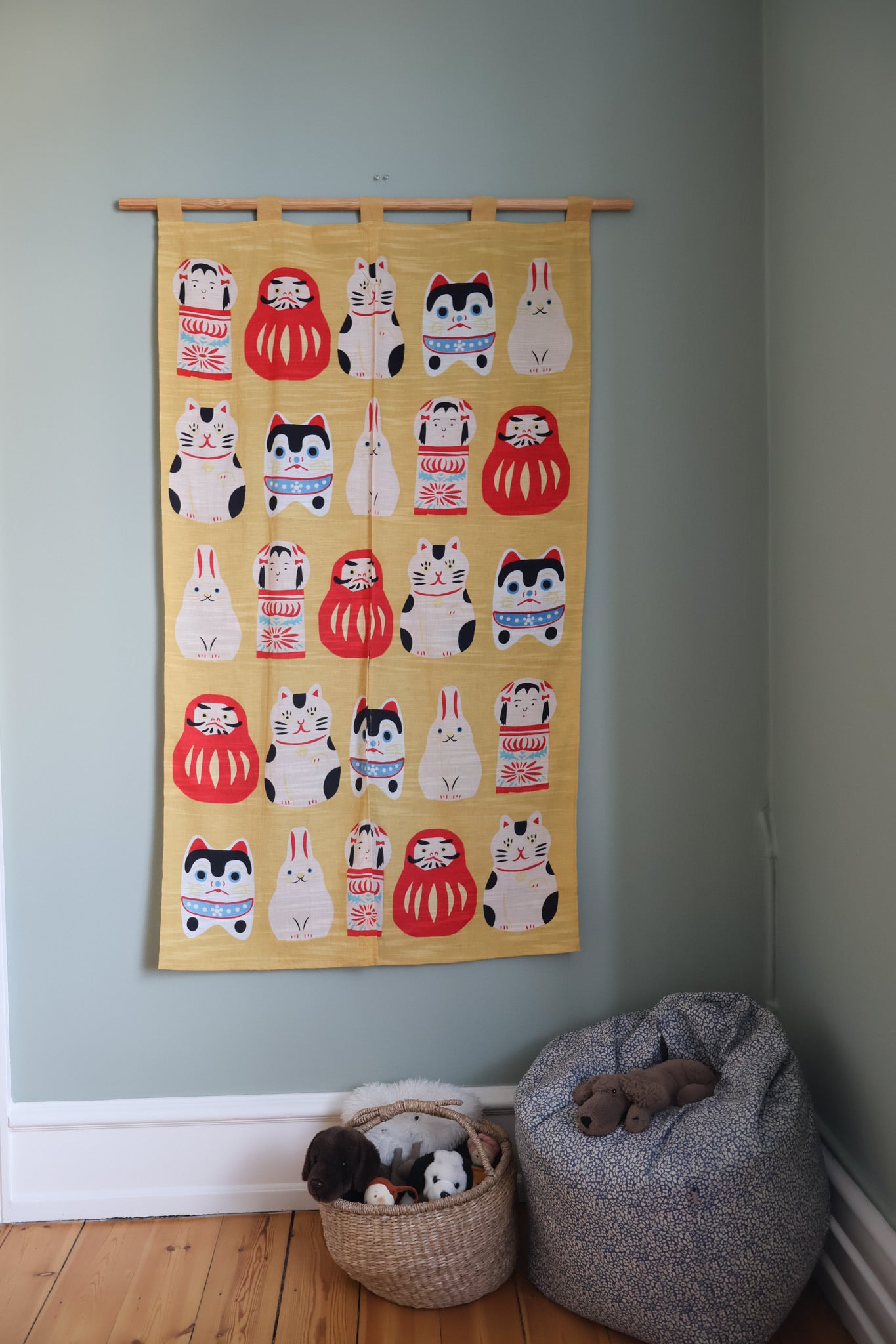 Wall tapestry with Japanese figures - yellow