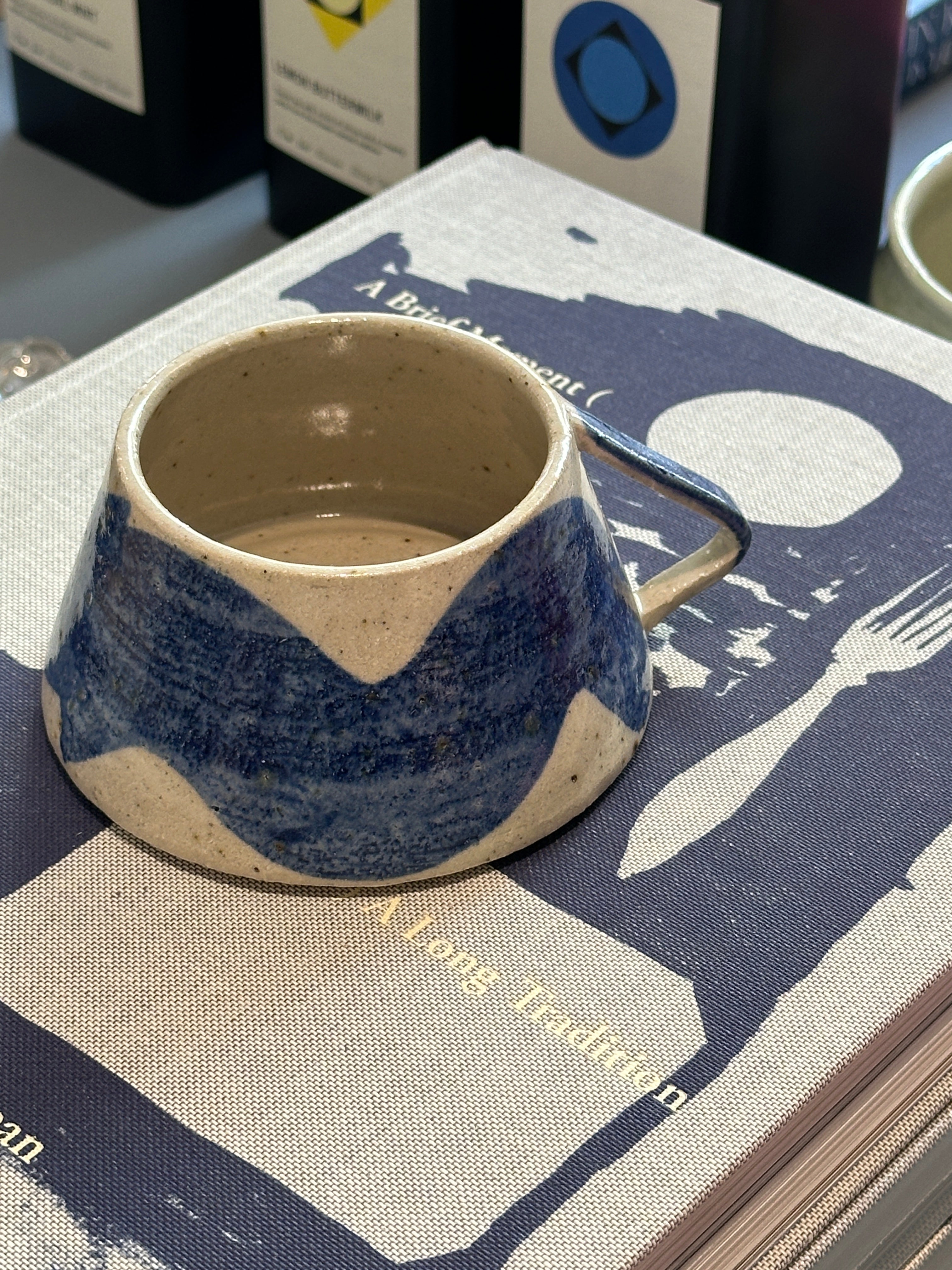 Wavy kop med blå bølge