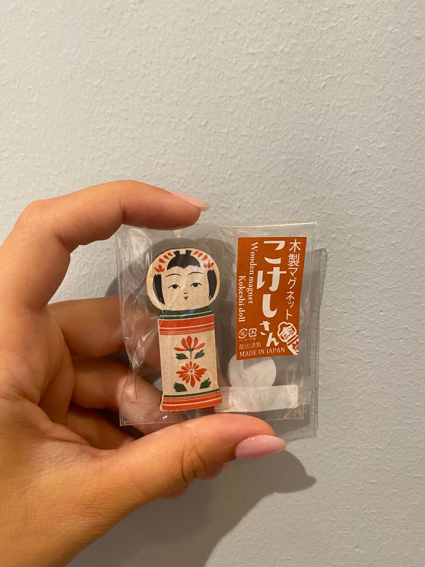 Sød magnet til køleskabet af Kokeshi med en masse fine farver.
H: 5cm X B: 2 cm