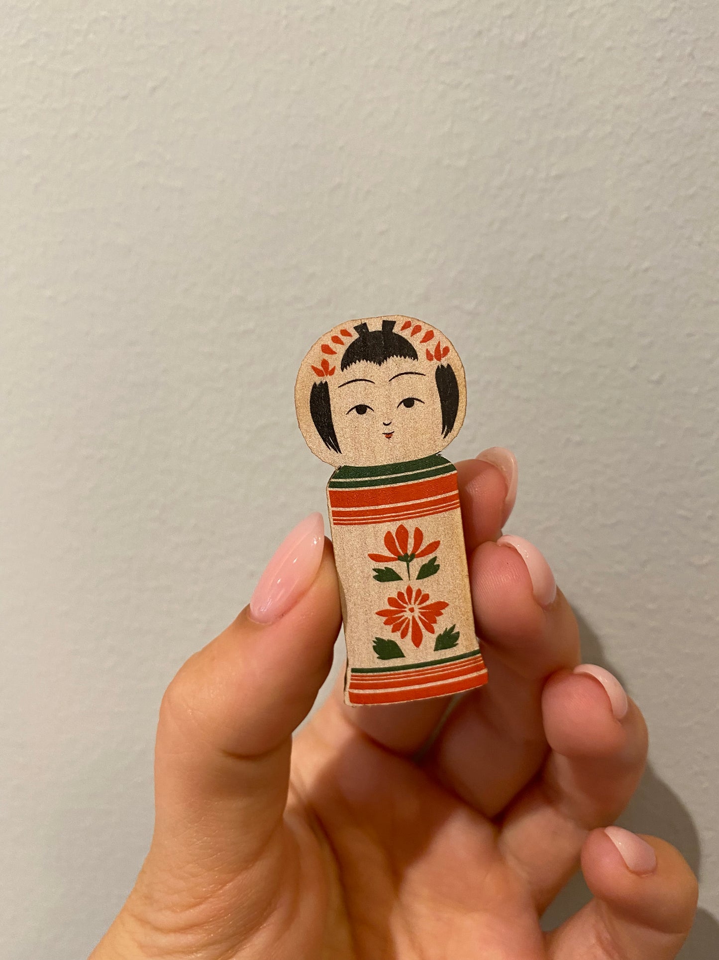 Sød magnet til køleskabet af Kokeshi med en masse fine farver.
H: 5cm X B: 2 cm