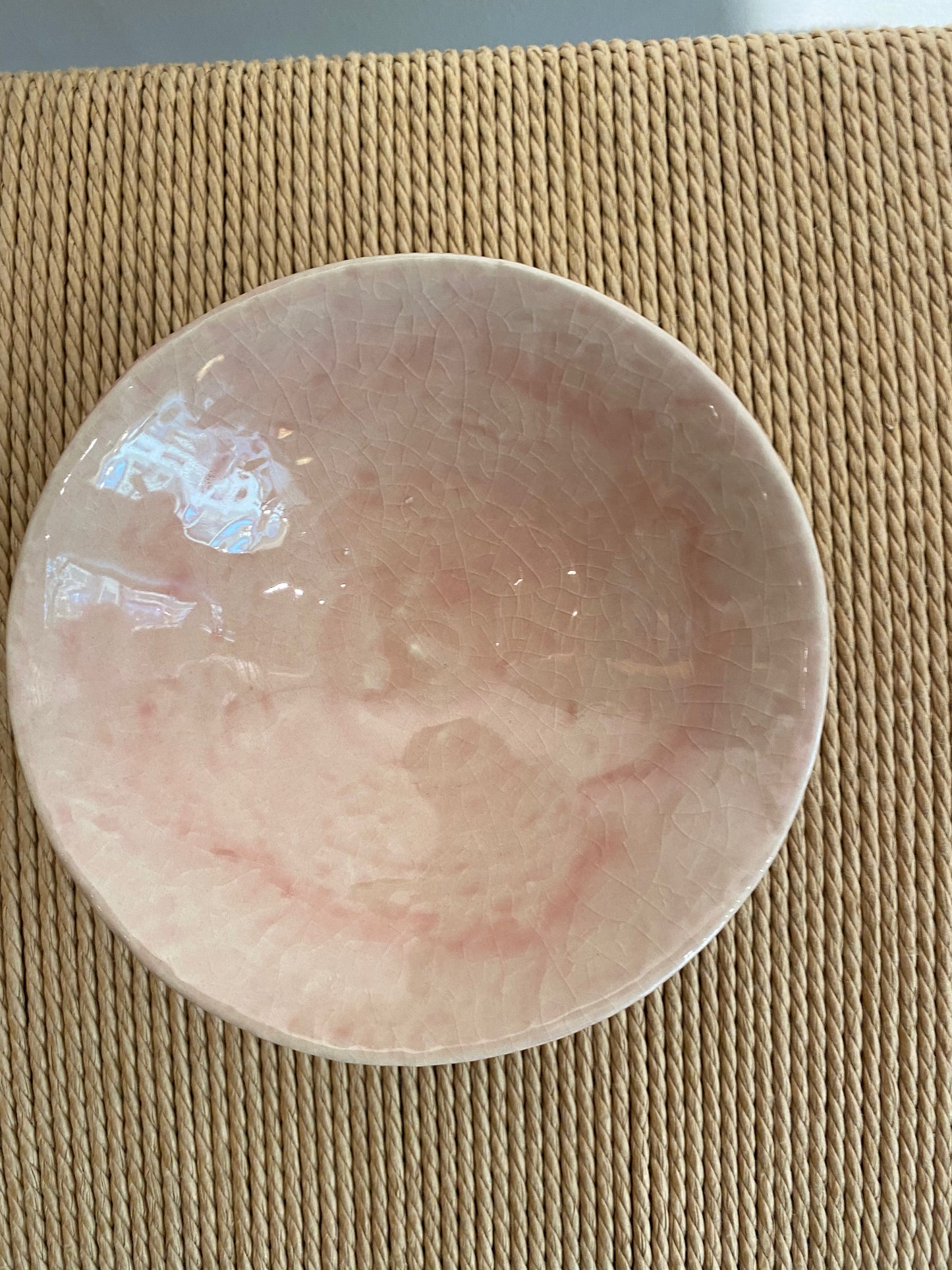 Skål med pink glasur og krakeleret struktur