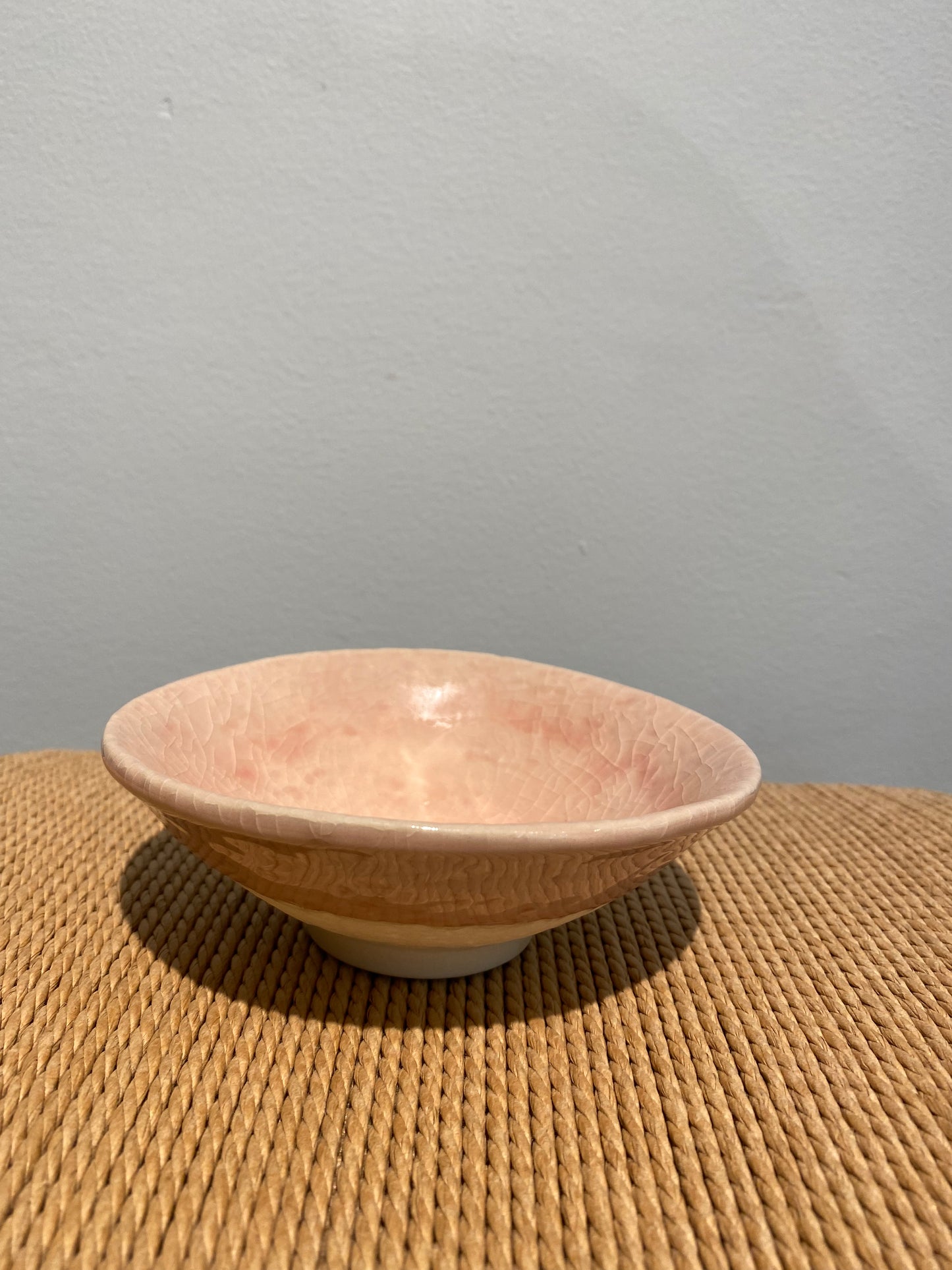 Skål med pink glasur og krakeleret struktur