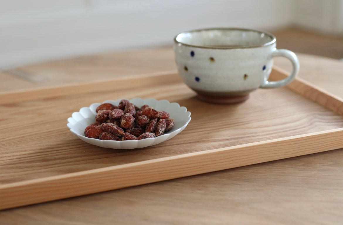 Håndlavet japansk serveringsbakke med kop og snackskål