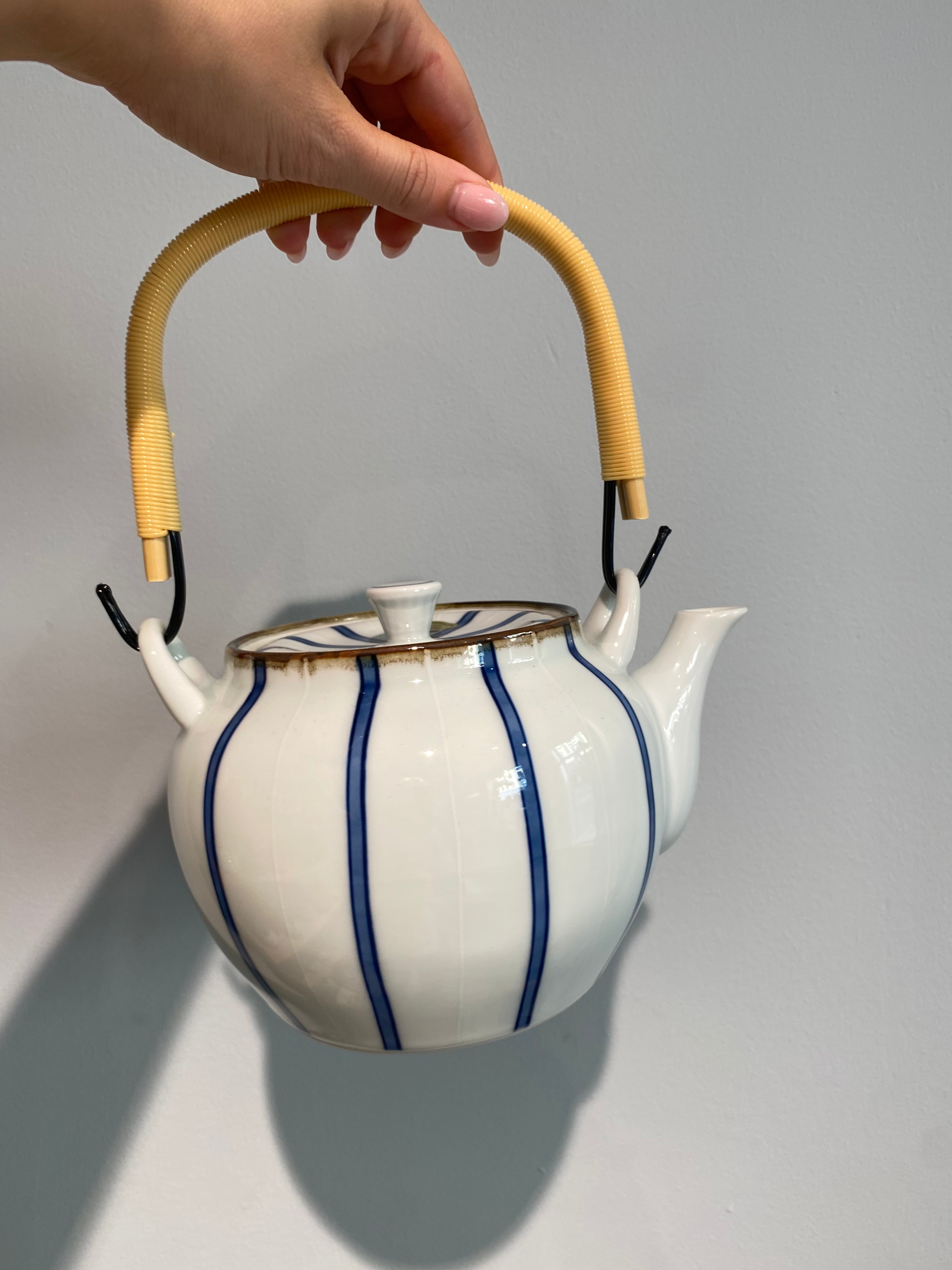 Tekande i keramik med hvid glasur og smalle mørkeblå striber (2 størrelser)