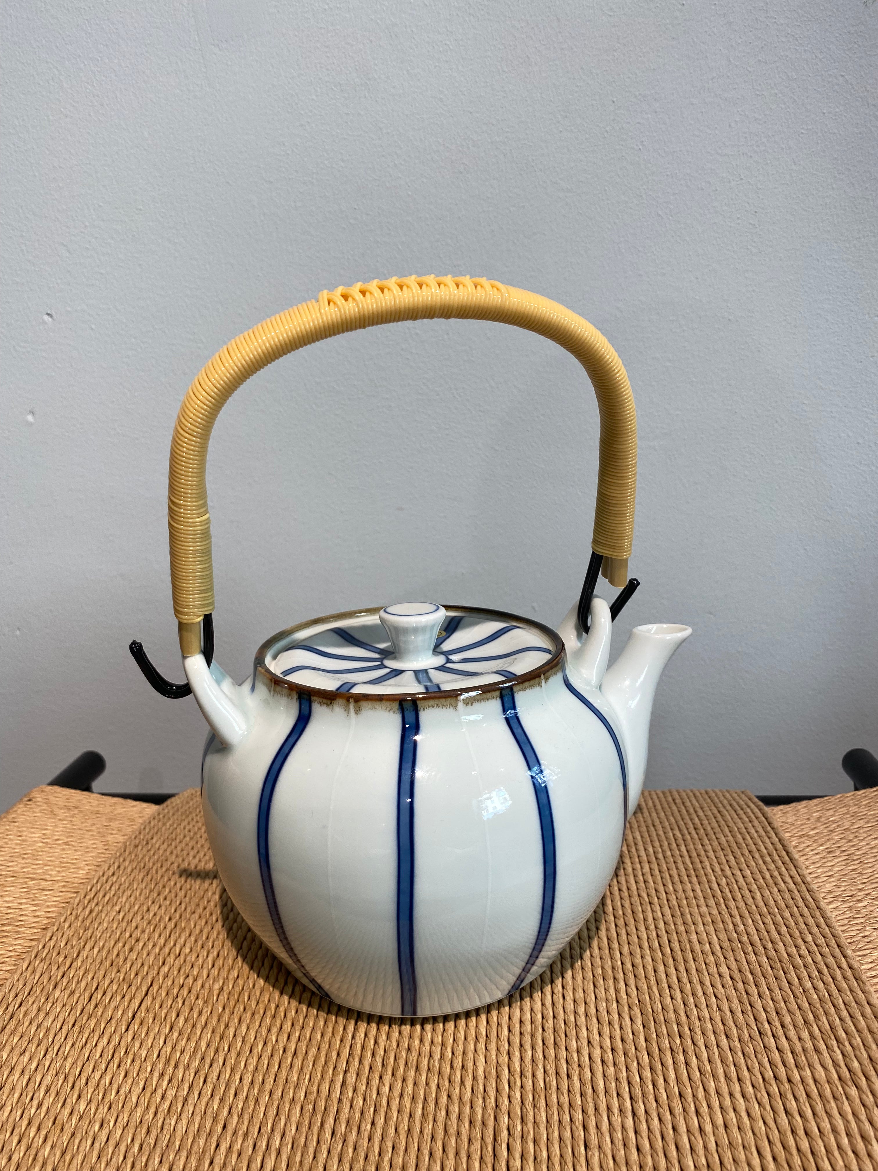 Tekande i keramik med hvid glasur og smalle mørkeblå striber (2 størrelser)