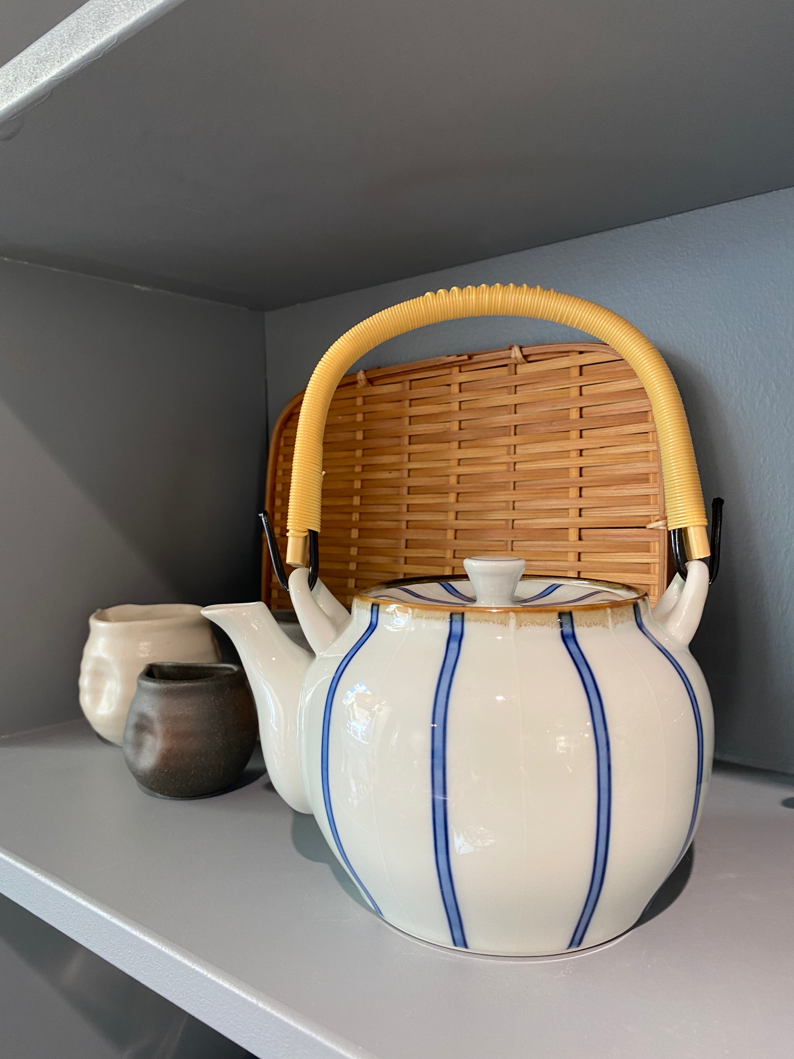 Tekande i keramik med hvid glasur og smalle mørkeblå striber (2 størrelser)