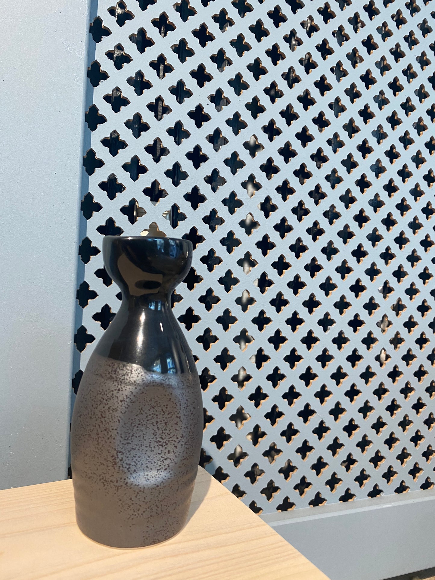 Sakekande med mat og blank sort glasur