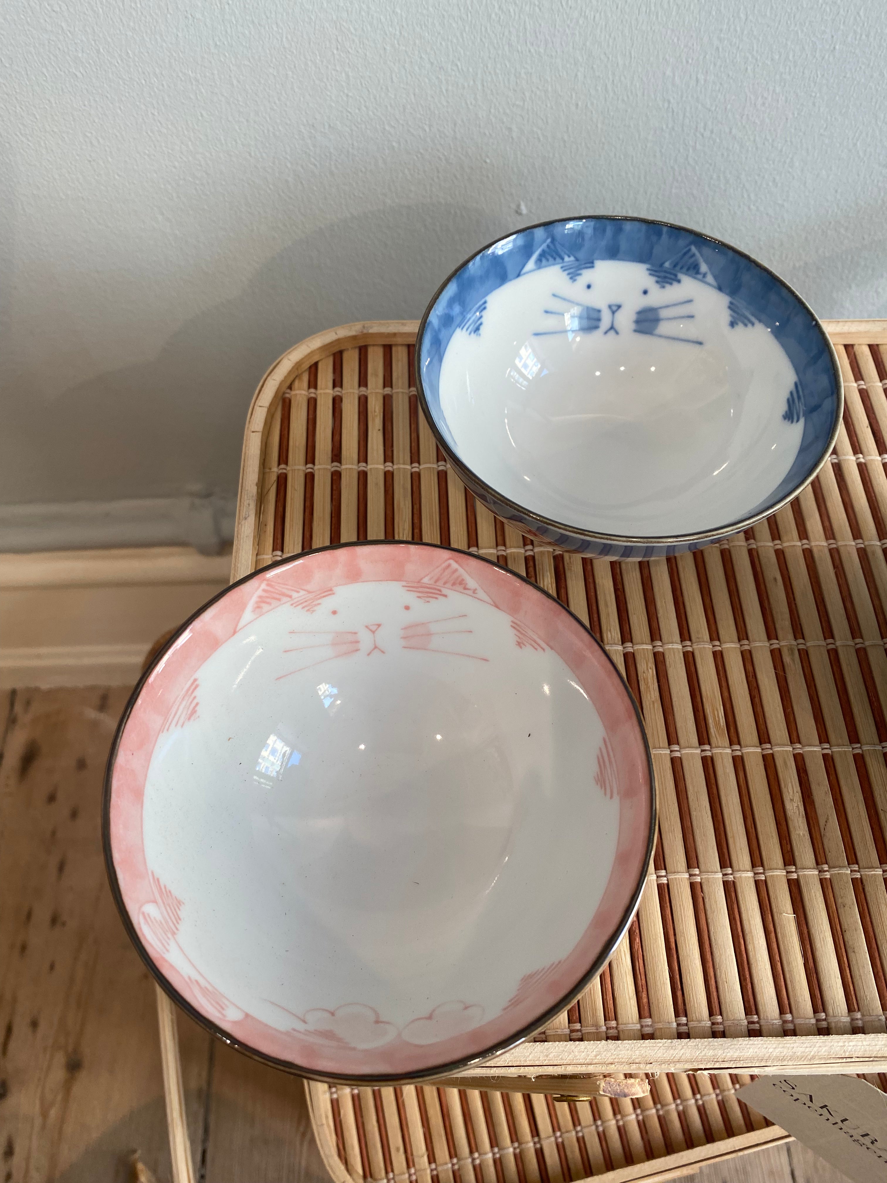 Katteskåle med motiv af kat udvendigt og indvendigt