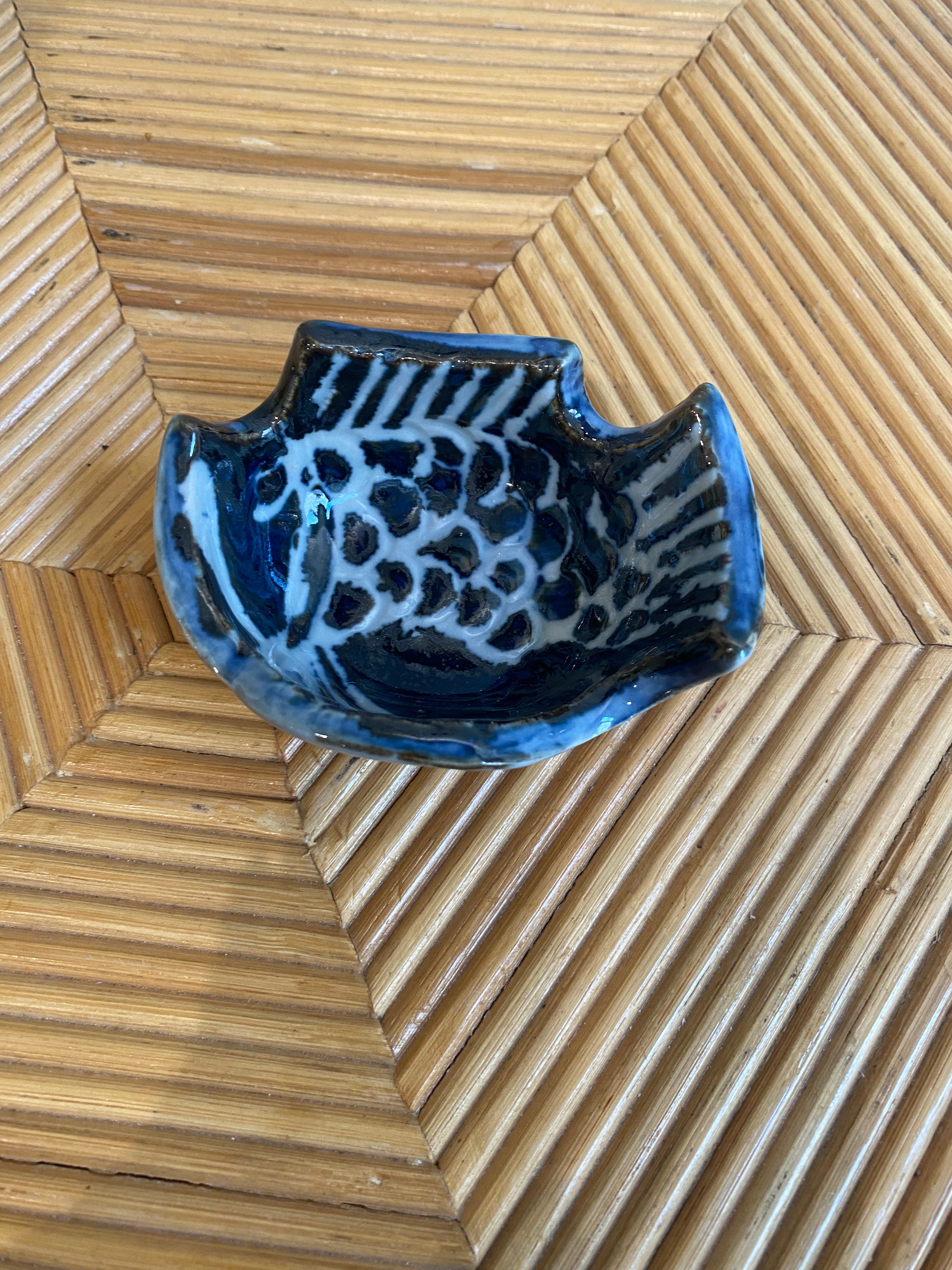 Lille fiskeskål med blå glasur
