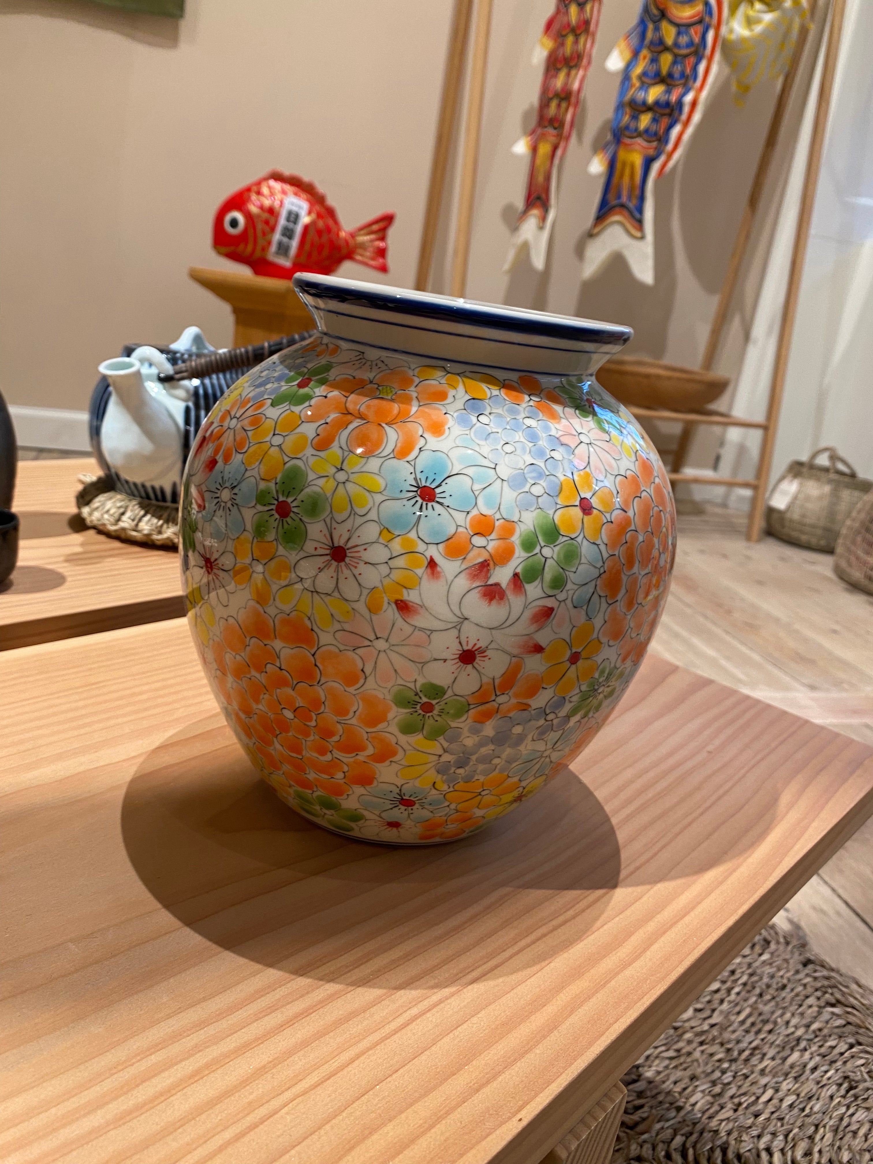 Håndlavet, rund vase med blomster