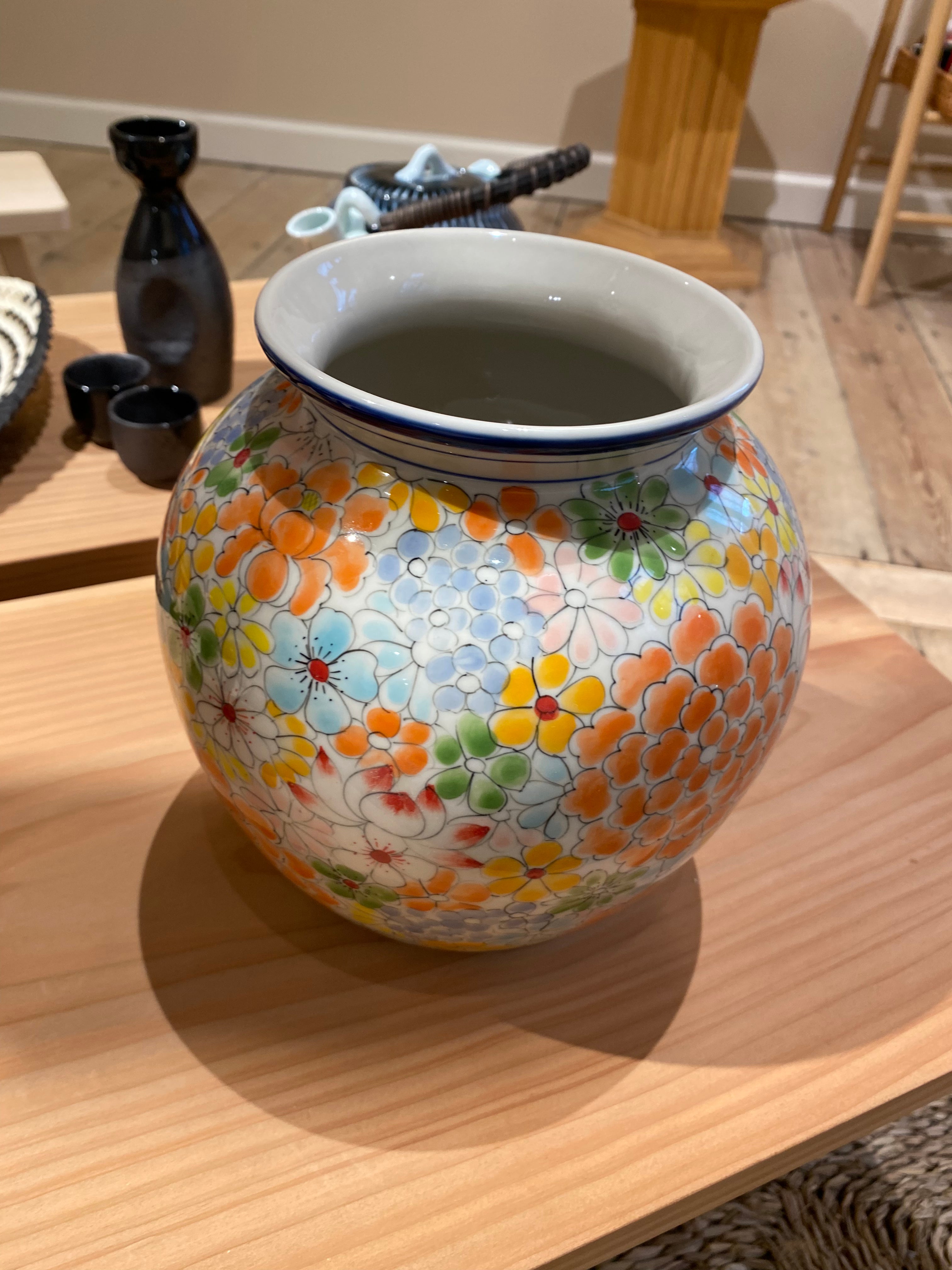 Håndlavet, rund vase med blomster
