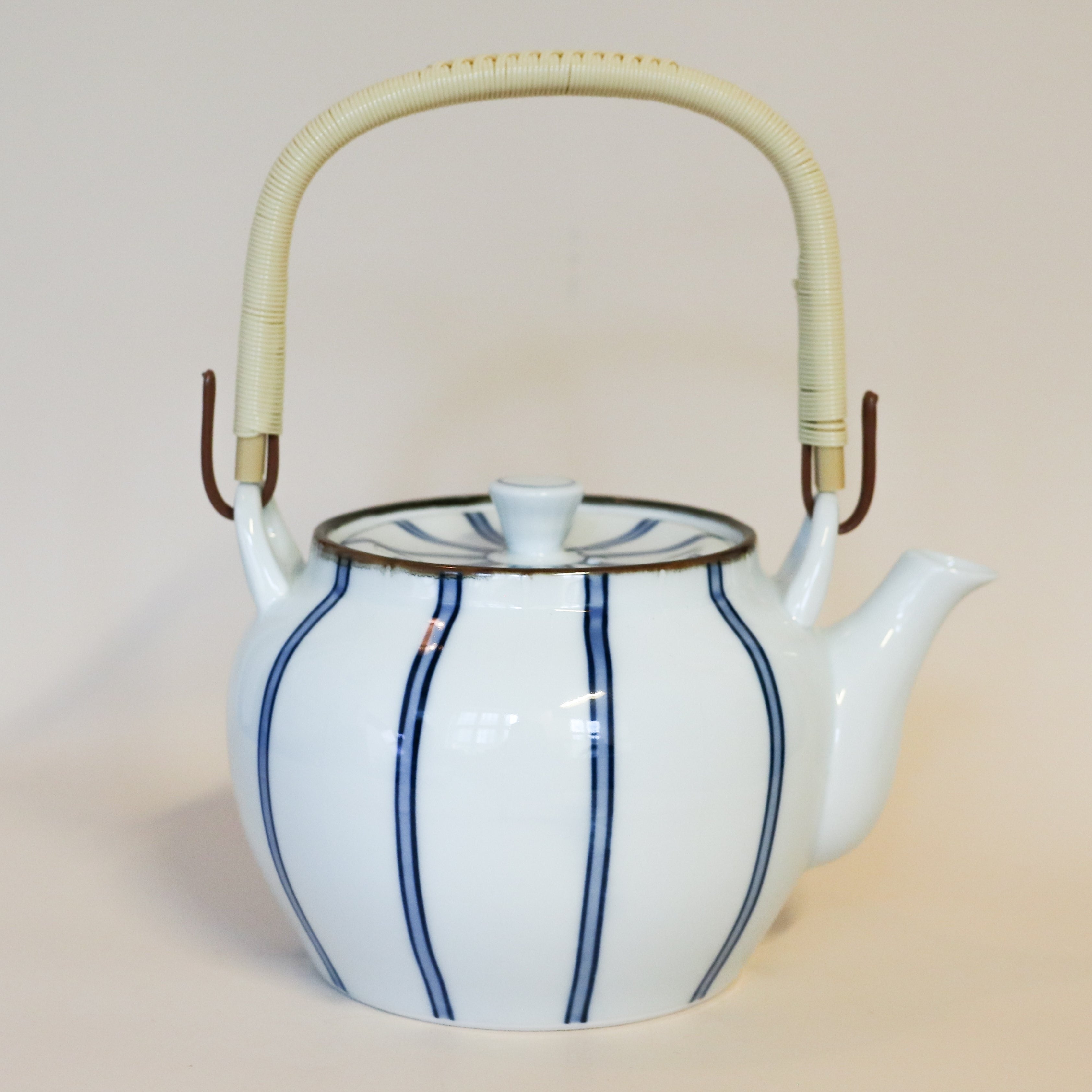 Tekande i keramik med hvid glasur og smalle mørkeblå striber (2 størrelser)