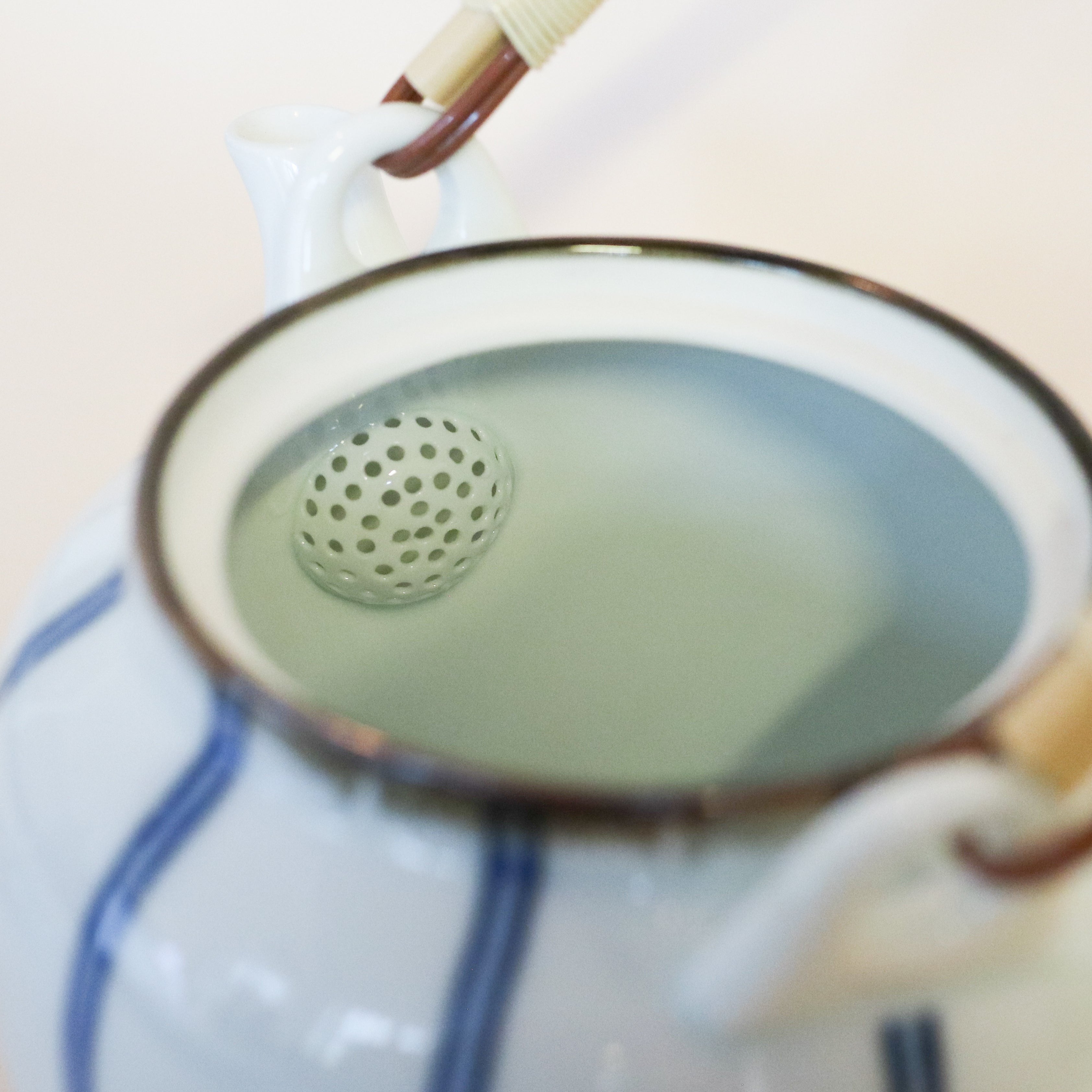 Tekande i keramik med hvid glasur og smalle mørkeblå striber (2 størrelser)