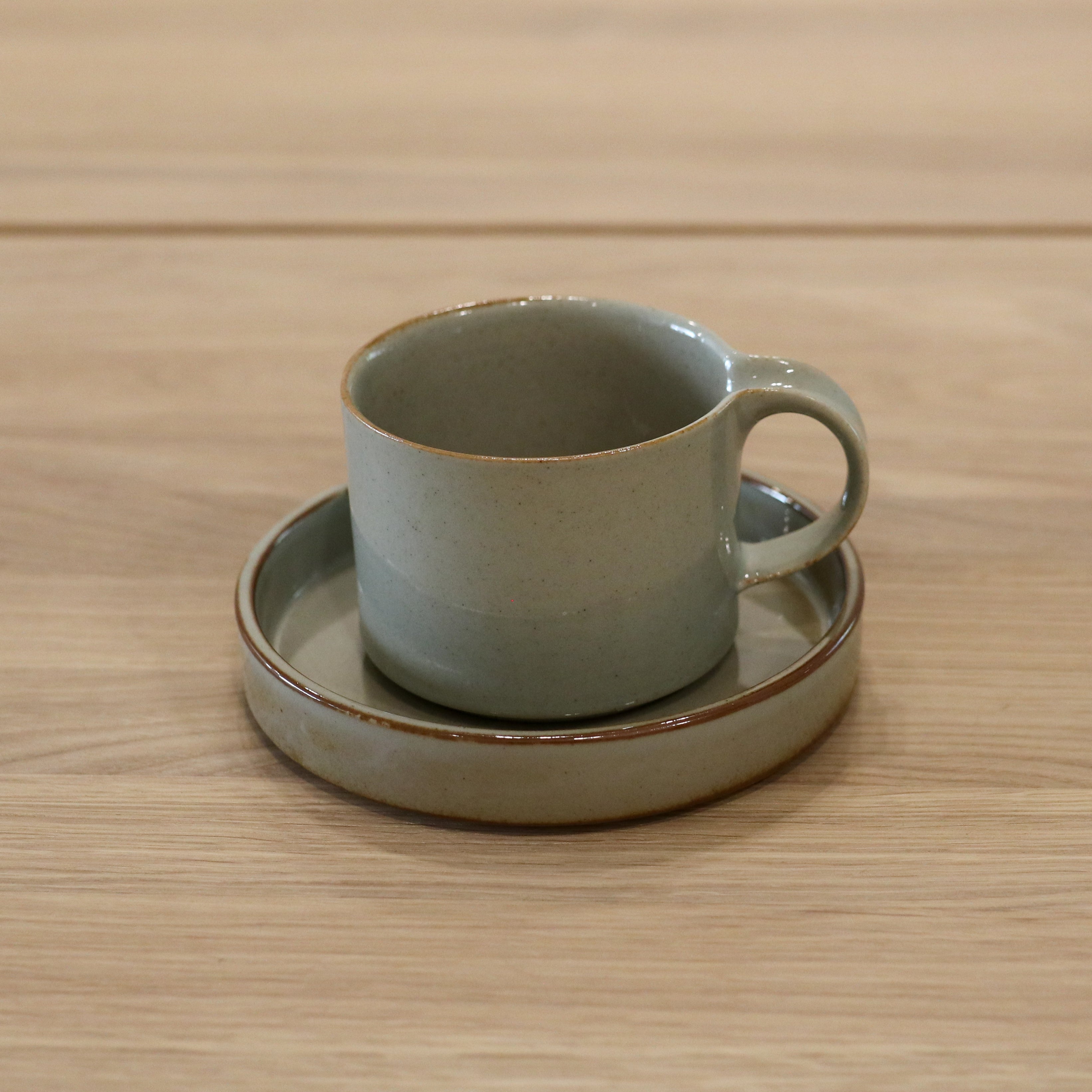 Hibi kop med underkop i grå glasur