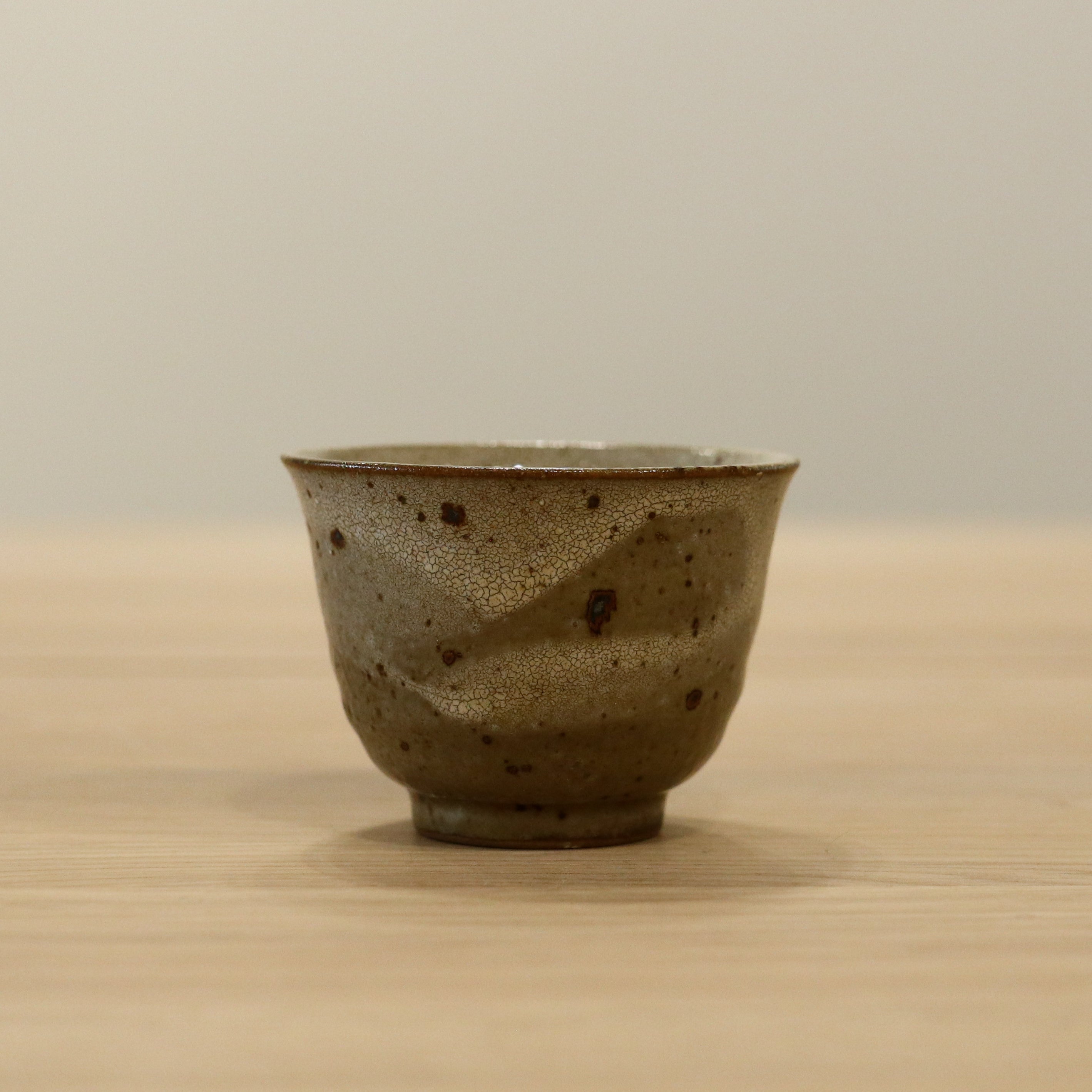 Japansk tekop med brune nister