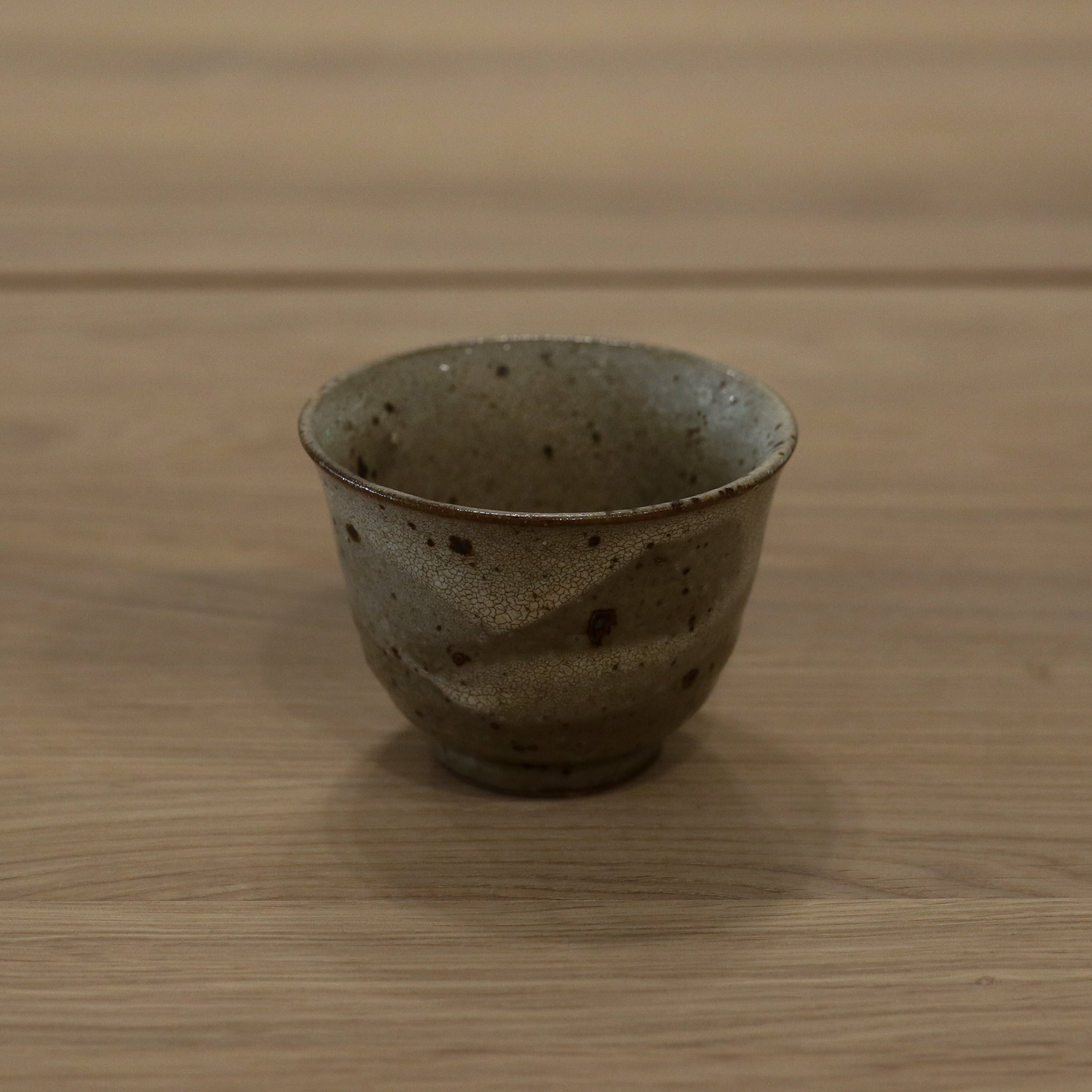 Japansk tekop med brune nister