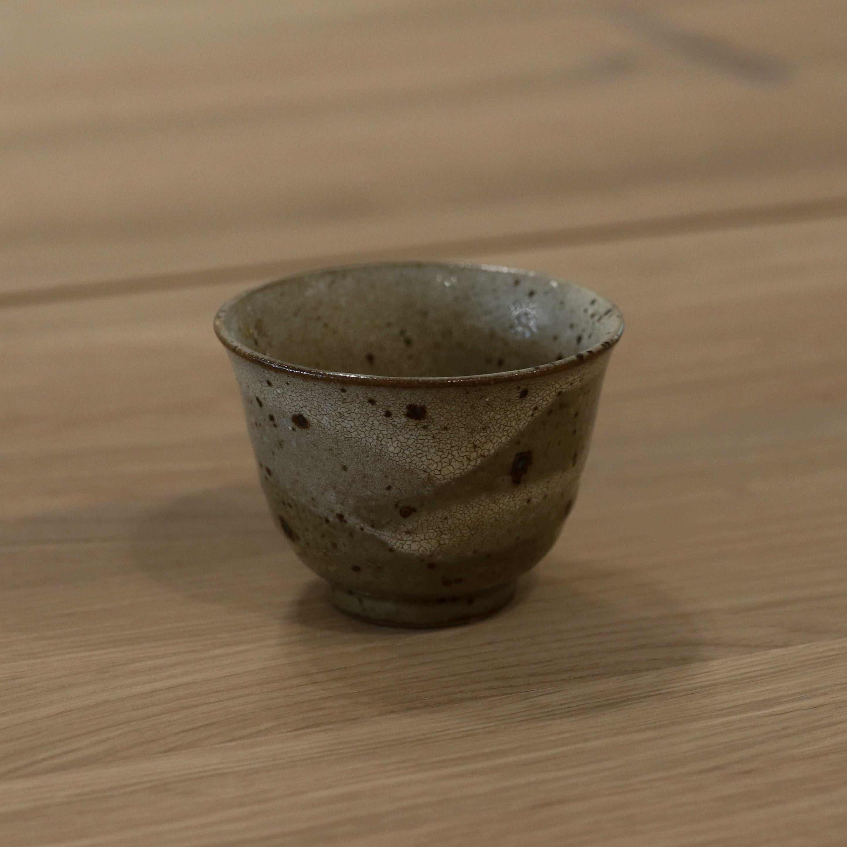Japansk tekop med brune nister