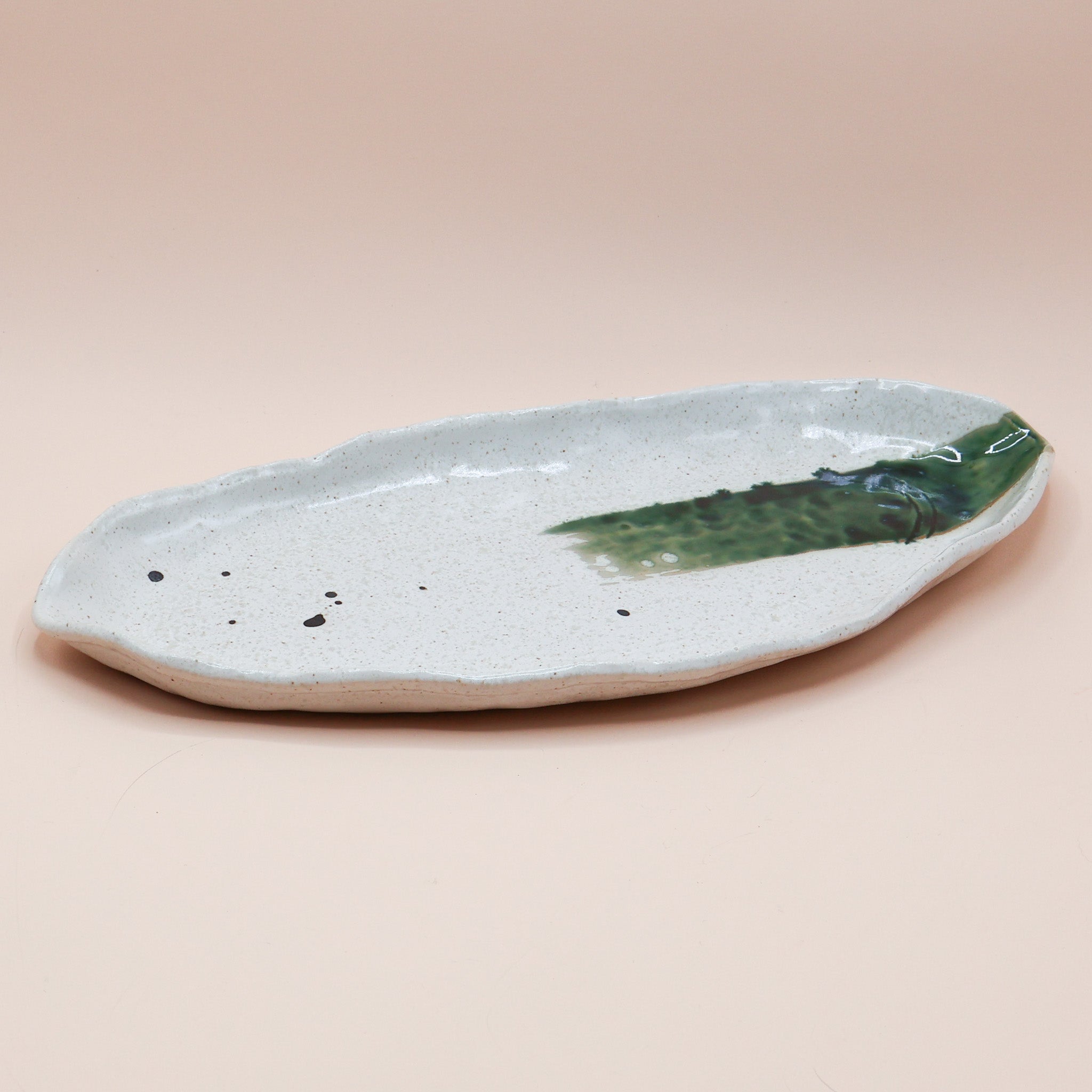 Organisk fad med grøn stribe