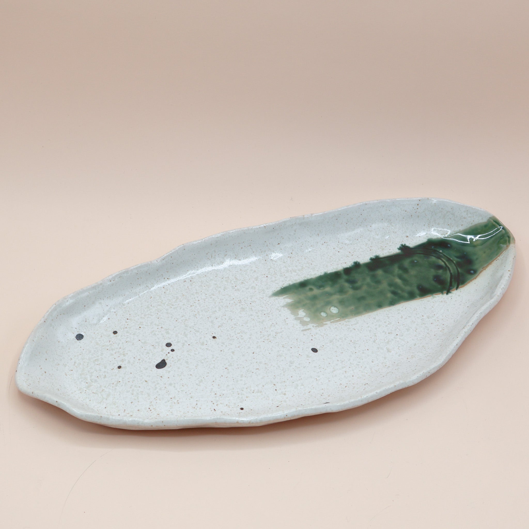 Organisk fad med grøn stribe