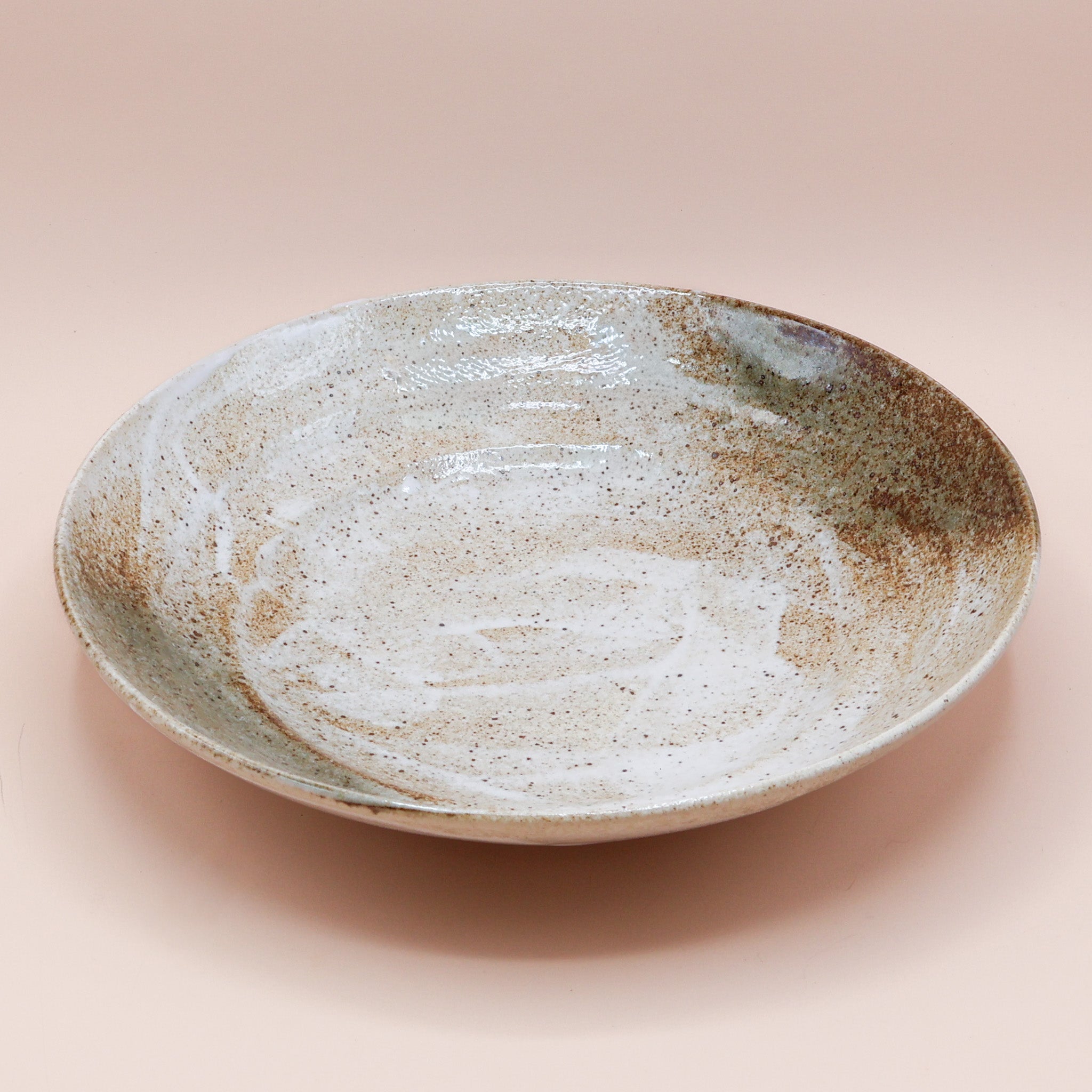 Stort fad med rustik glasur i brune og grønne nuancer