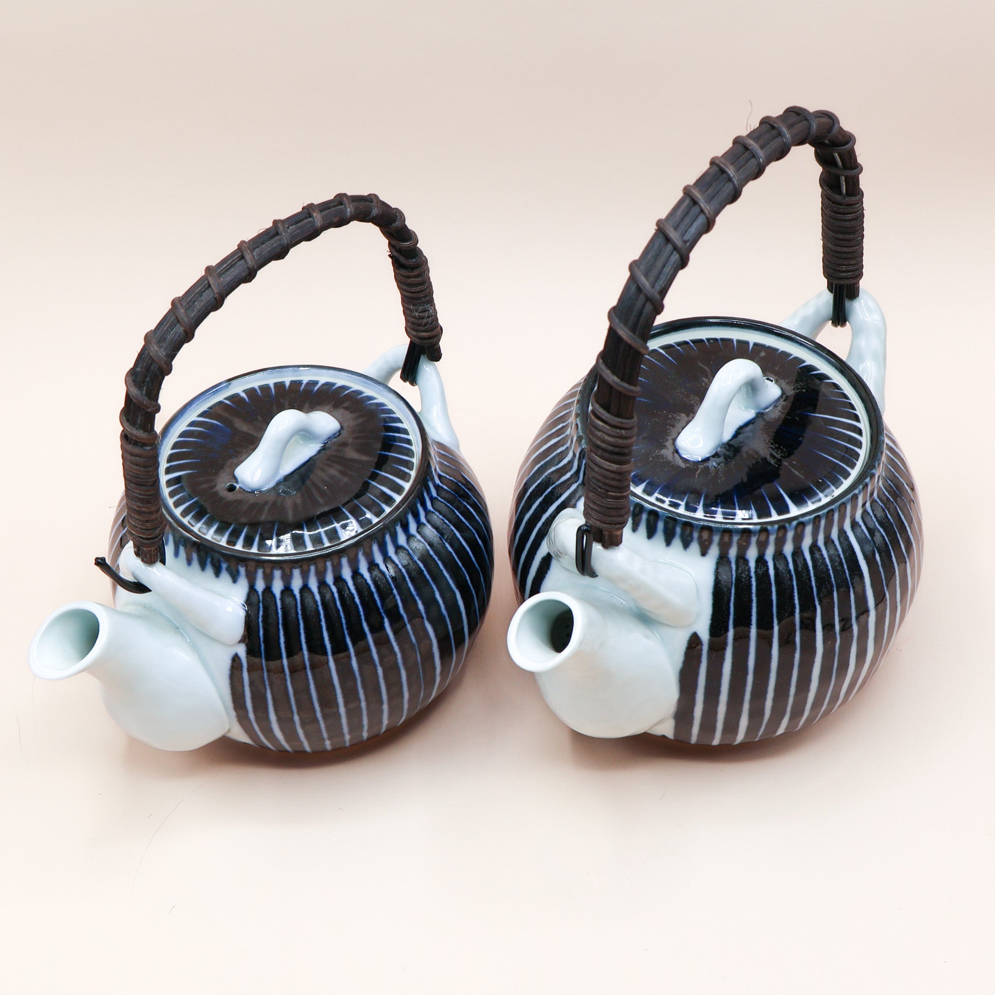 Tekande i keramik med blå striber og hank