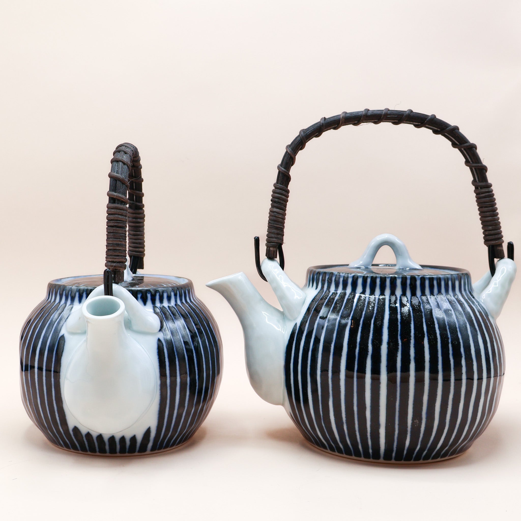 Tekande i keramik med blå striber og hank