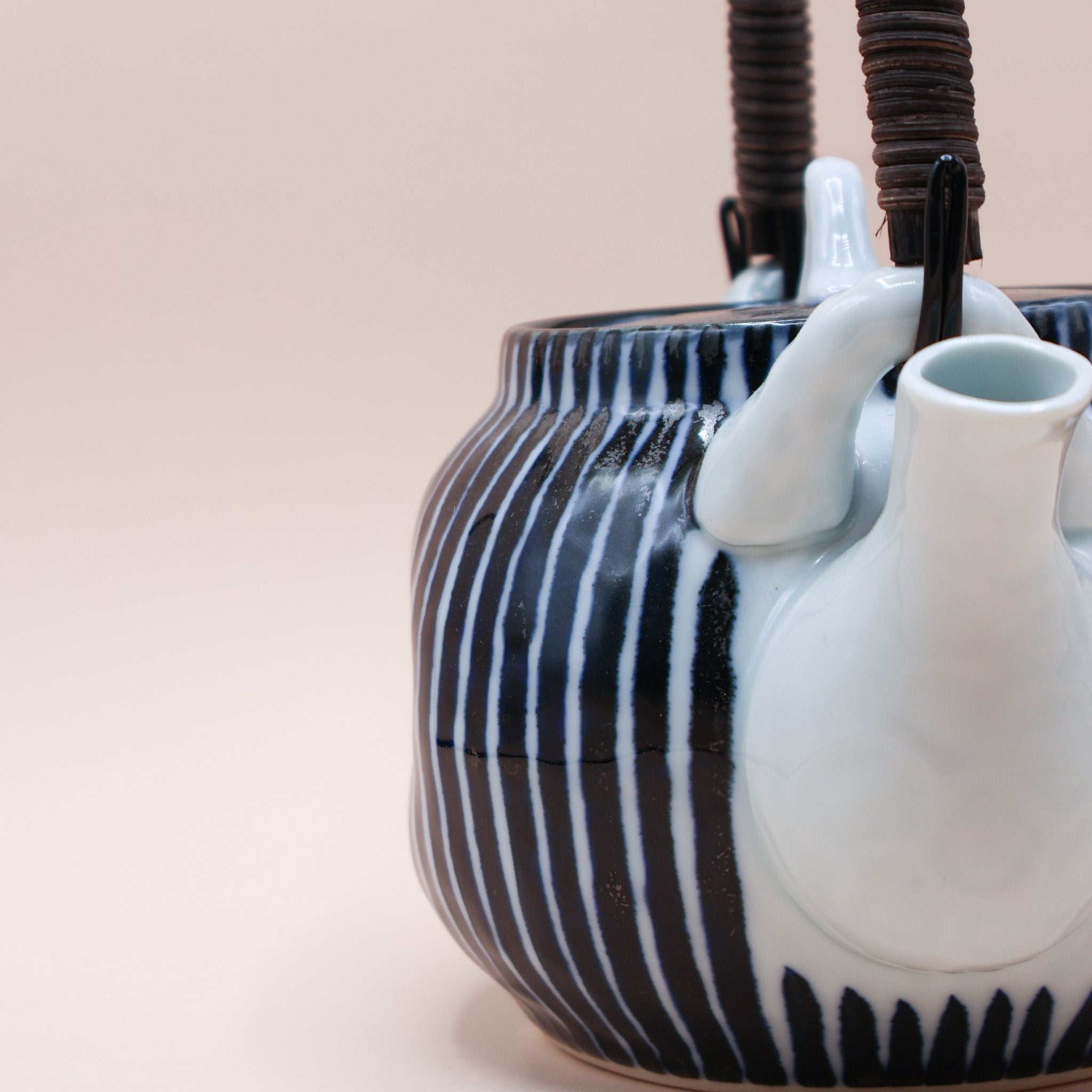 Tekande i keramik med blå striber og hank
