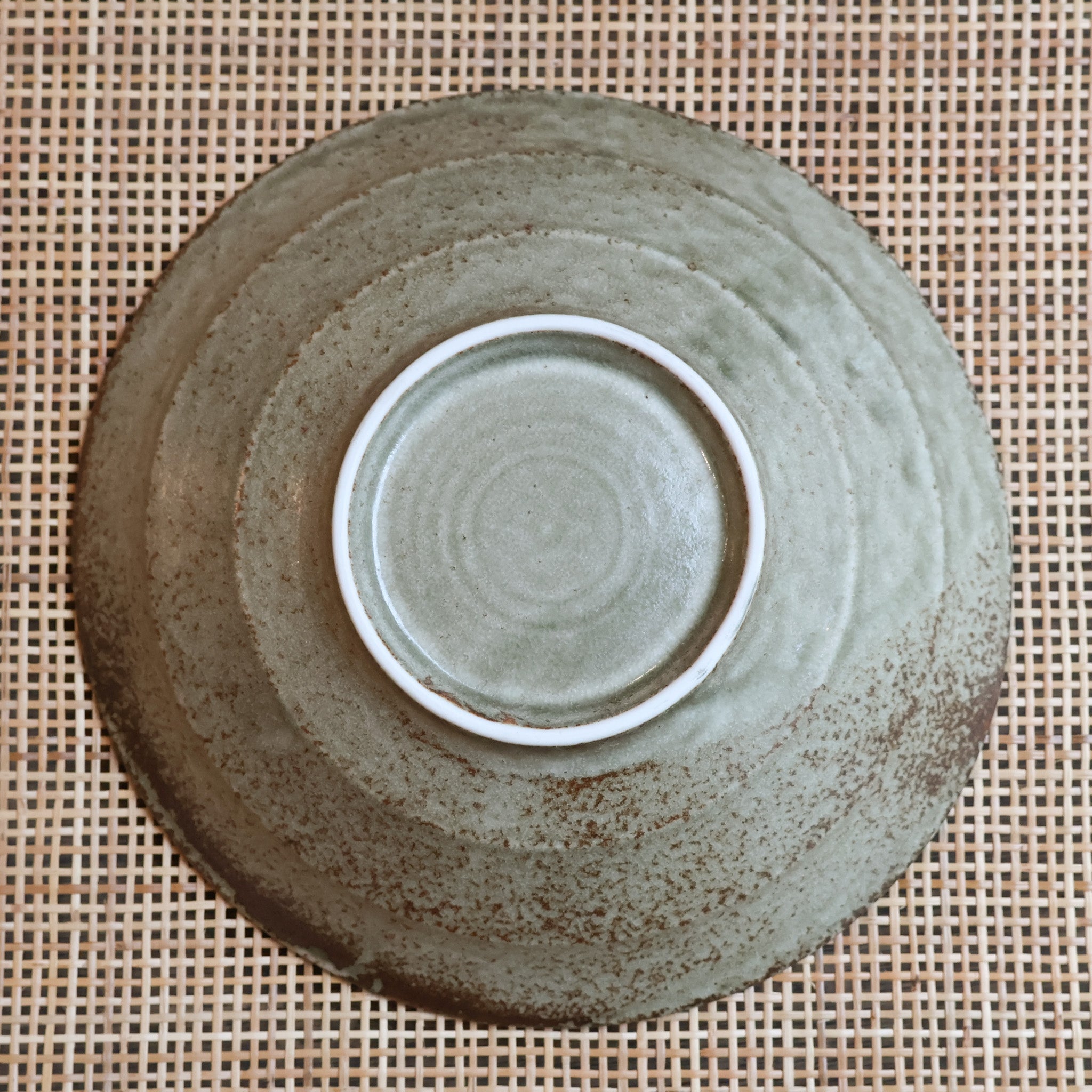 Stort fad med grålig glasur og blå prikker og detaljer