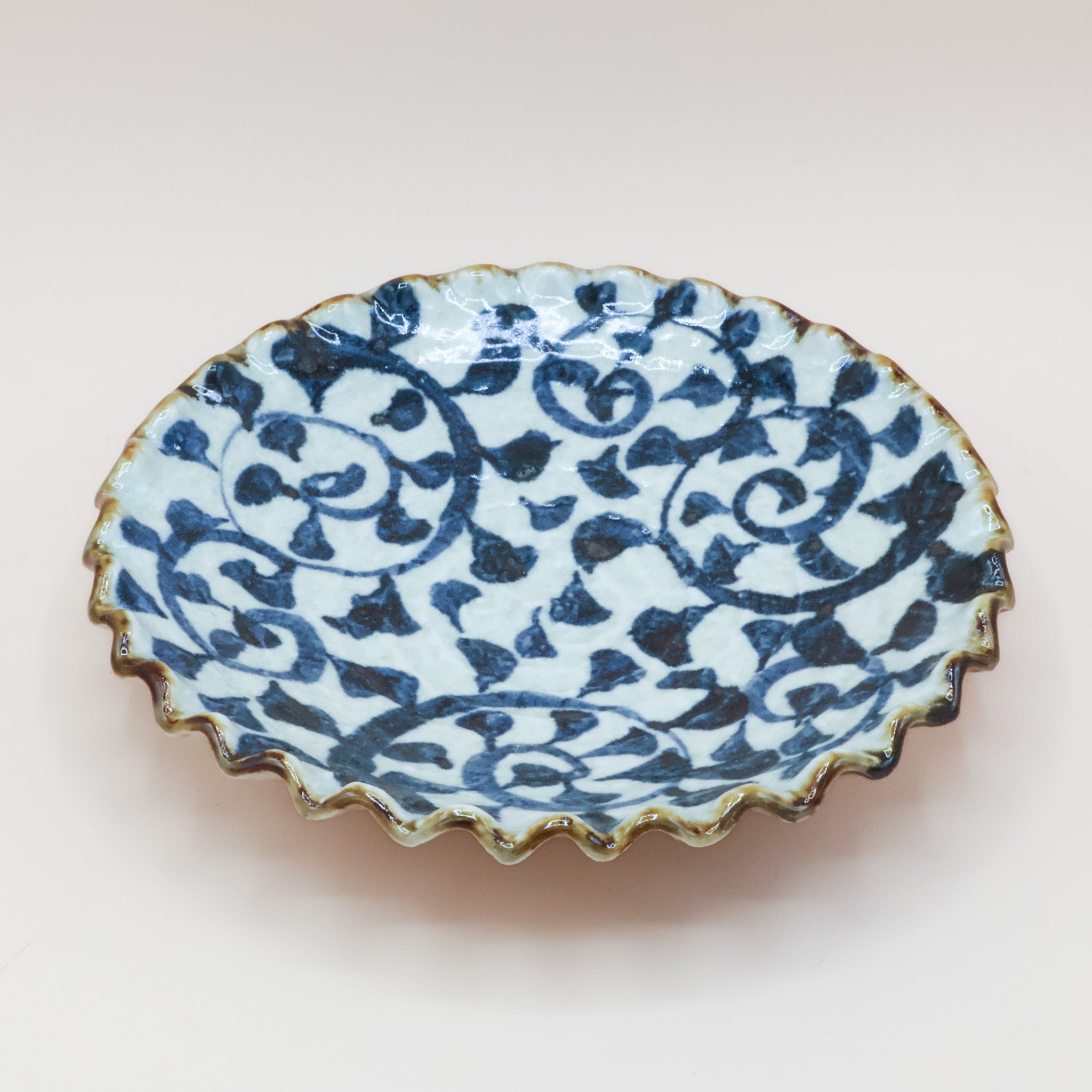 Håndmalet japansk fad med blåt mønster