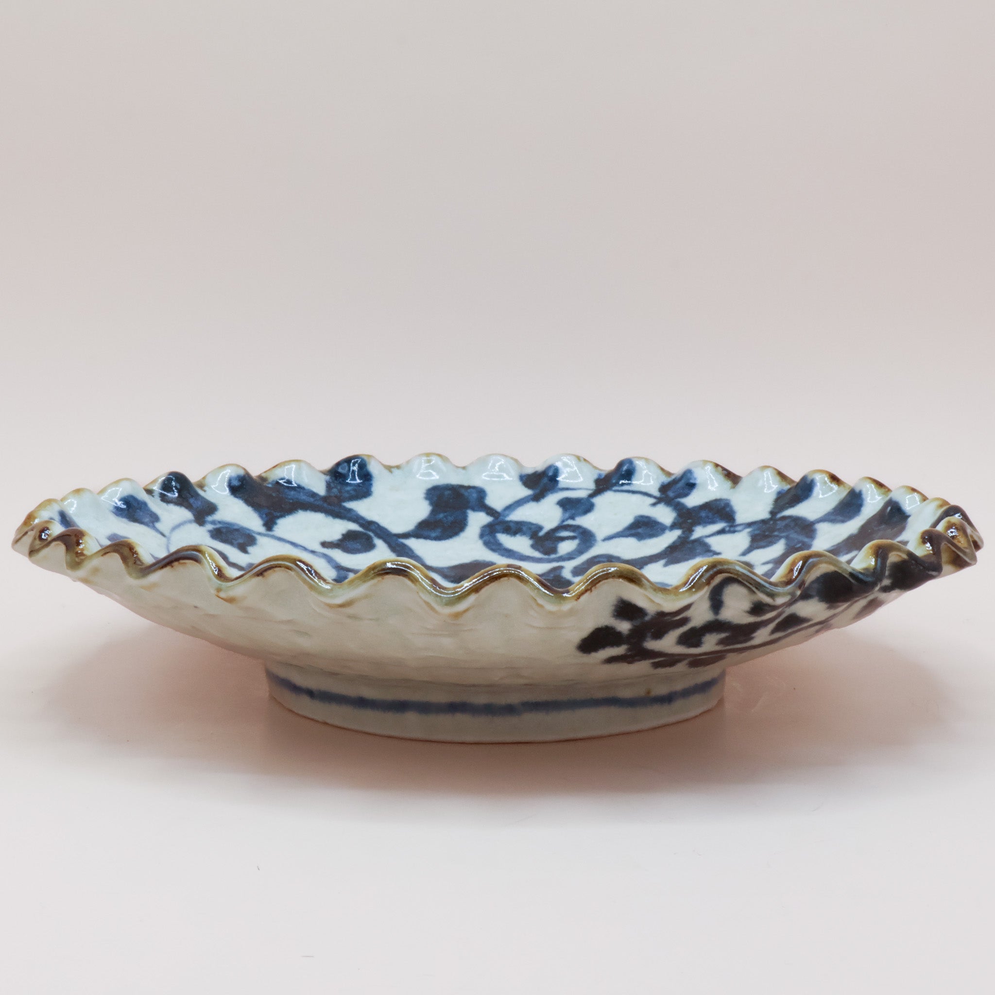 Håndmalet japansk fad med blåt mønster