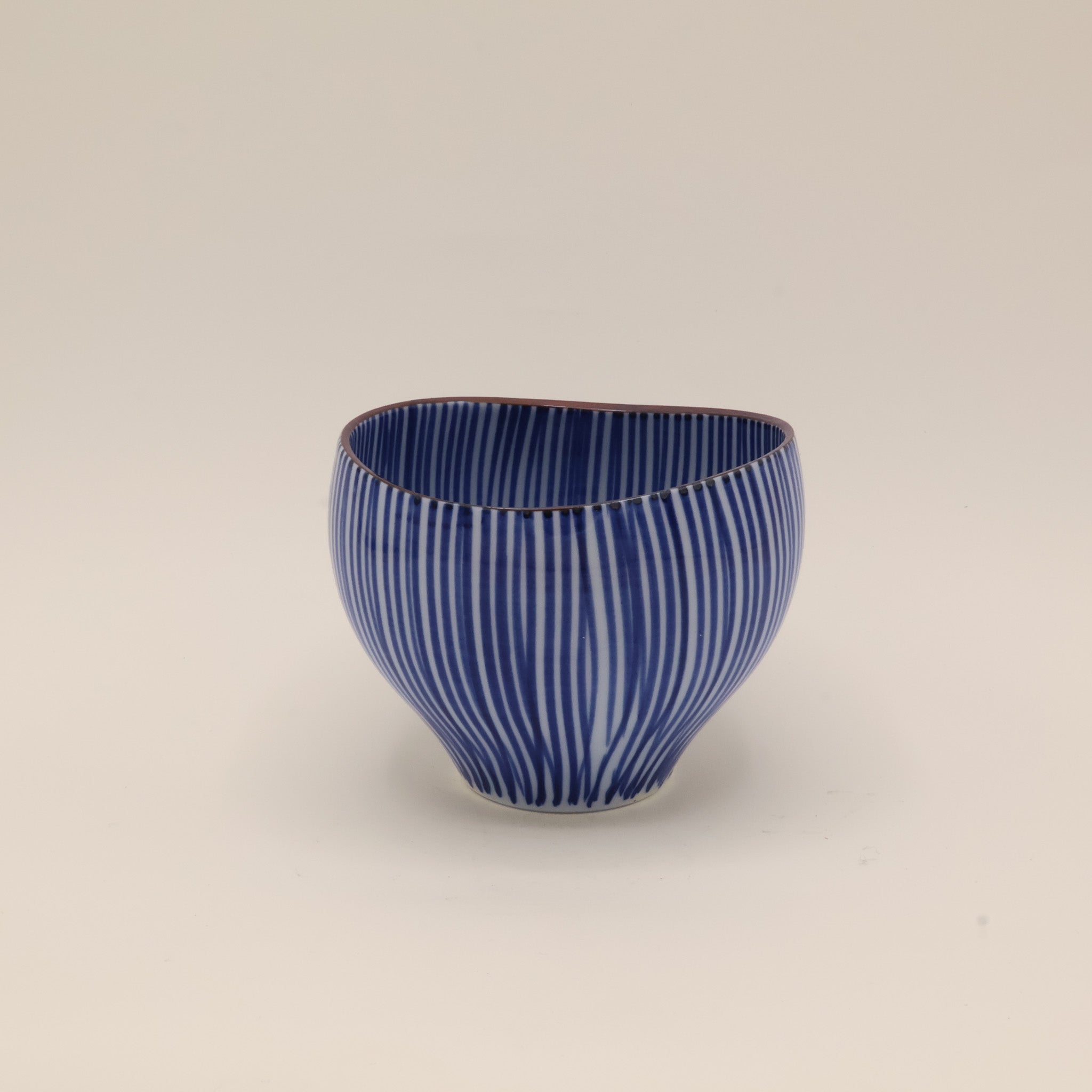 Kop med blå lodrette striber og brun kant