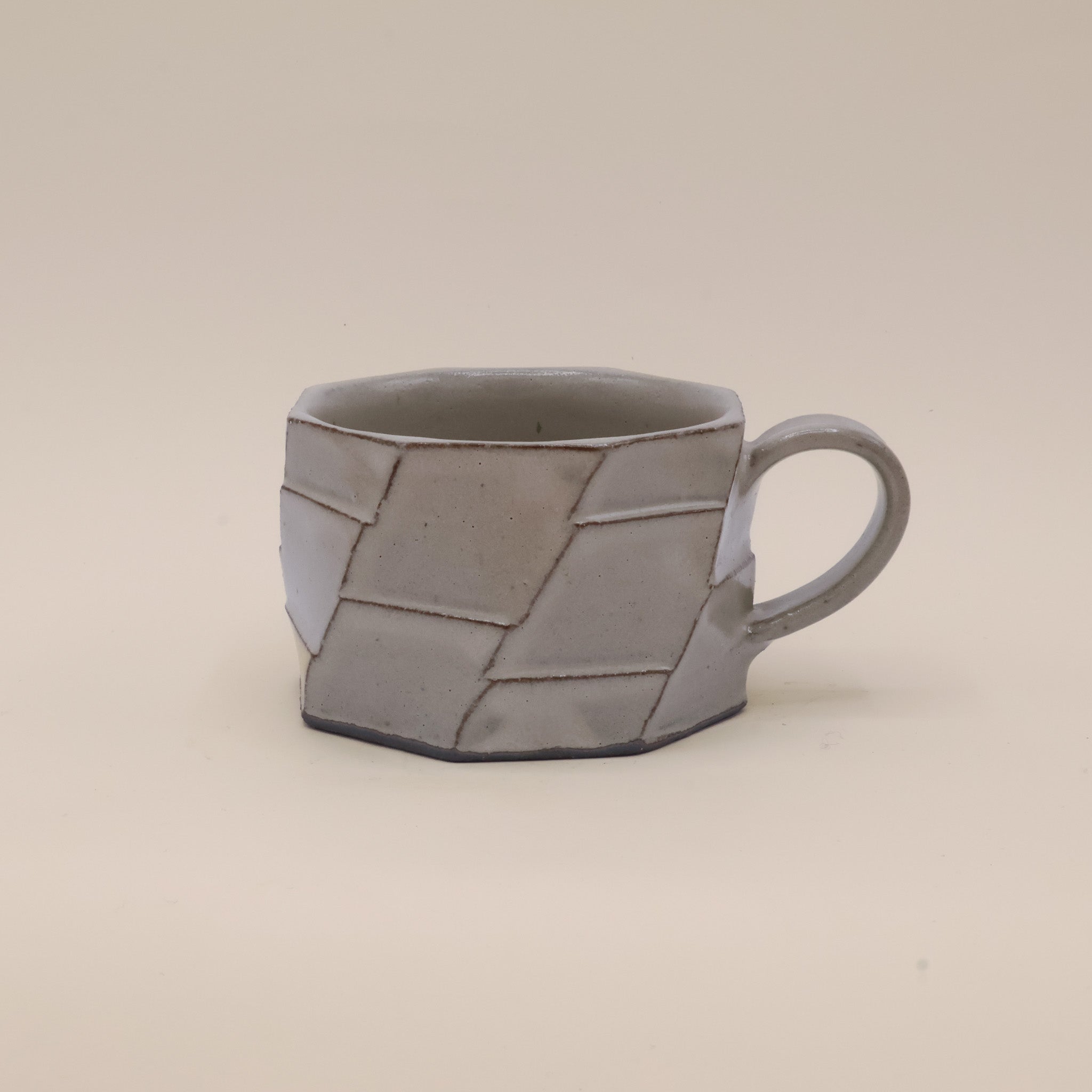 Angular cup with a rustic look