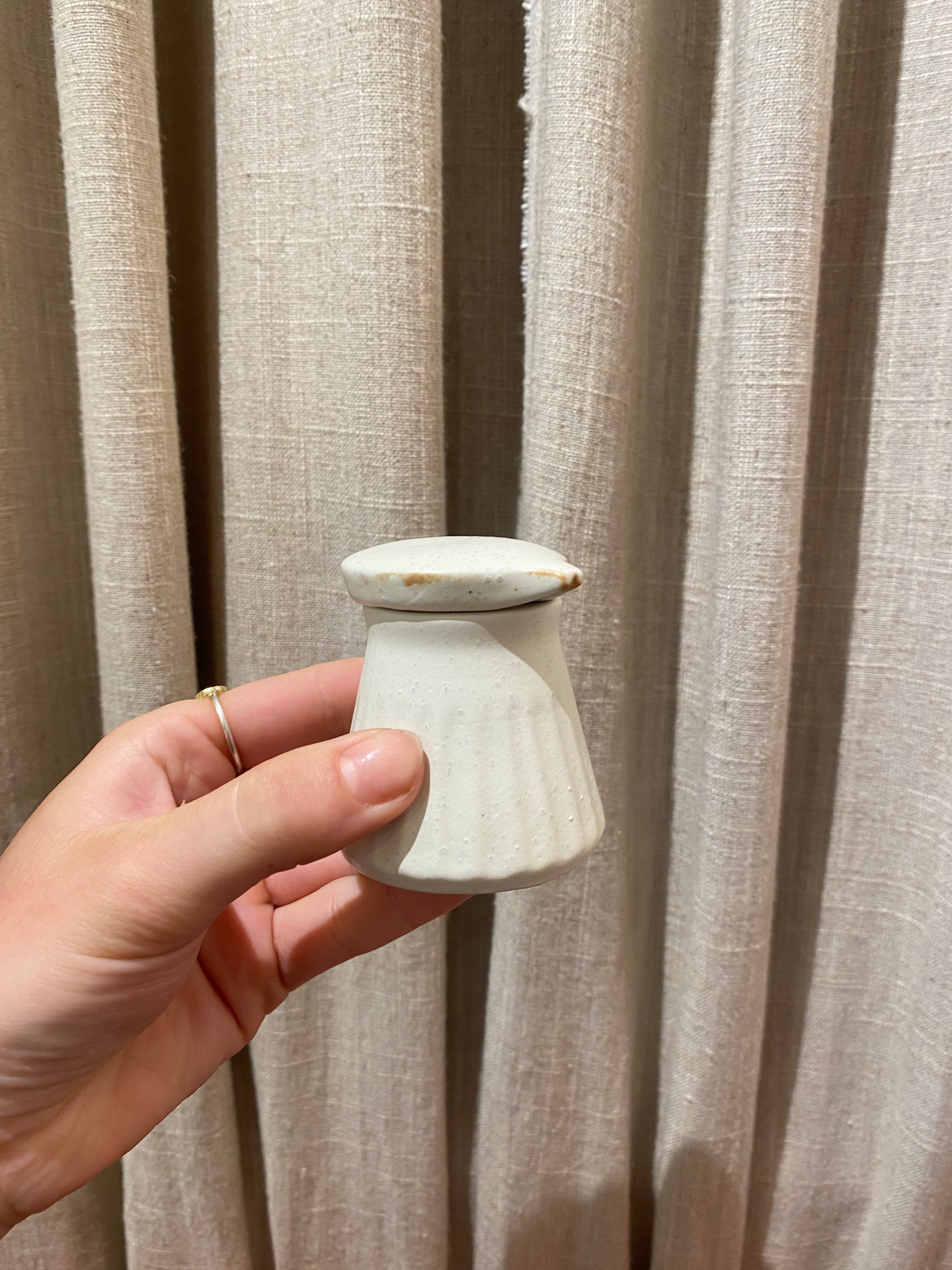 Small soy pot with grooves