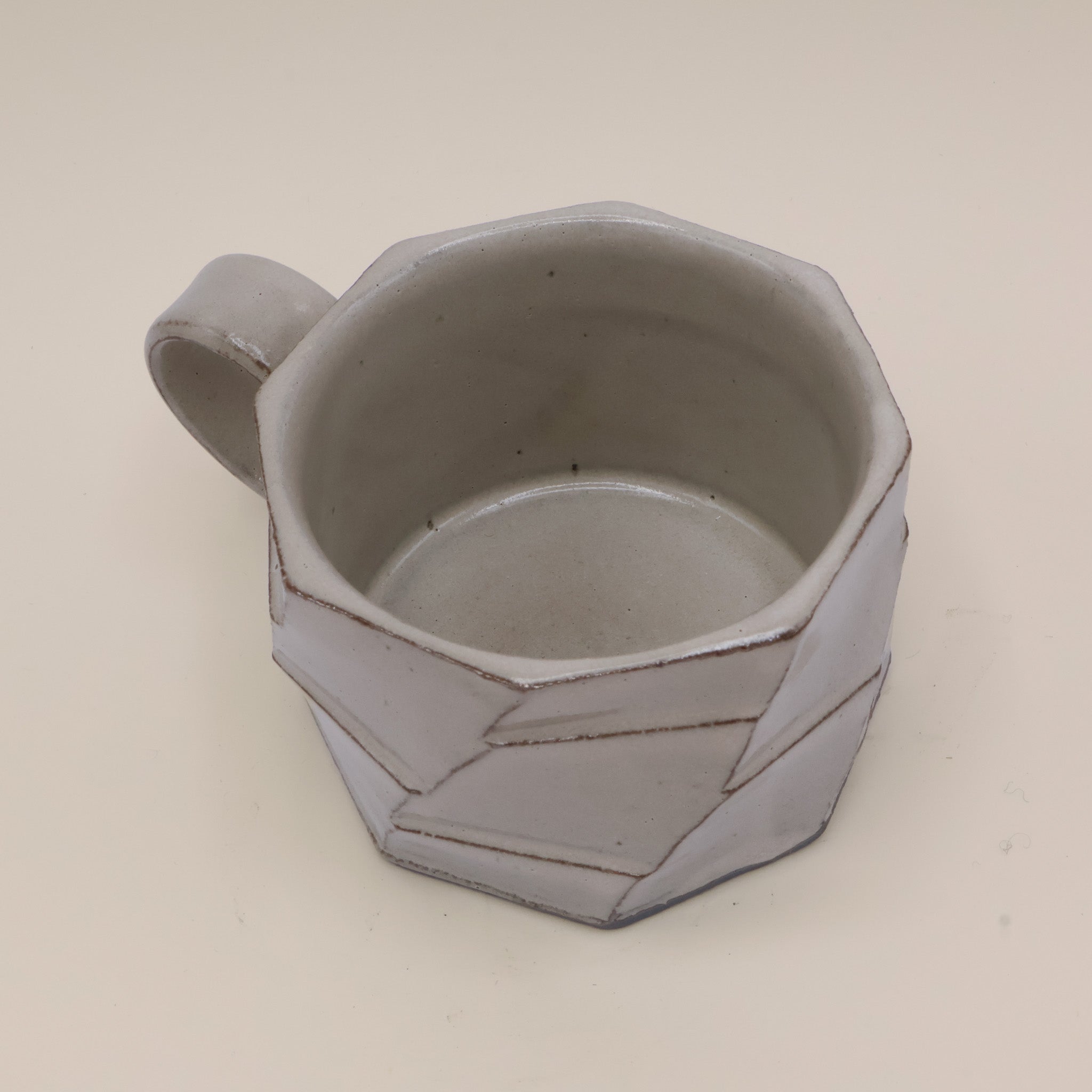 Angular cup with a rustic look