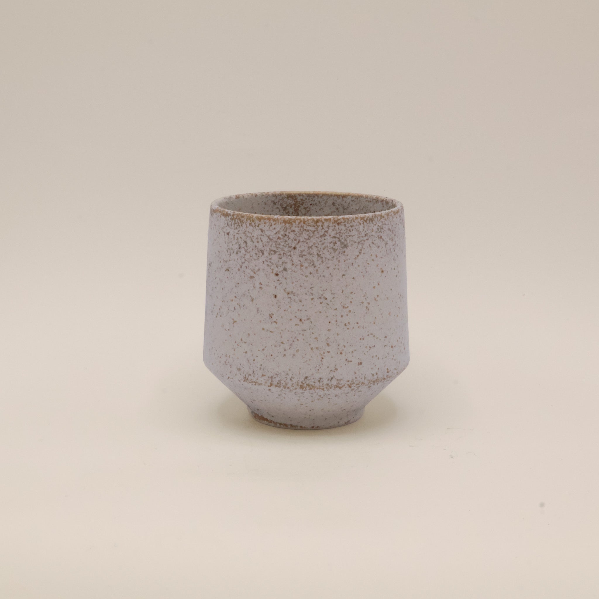 Kop med rustik hvid og brun glasur