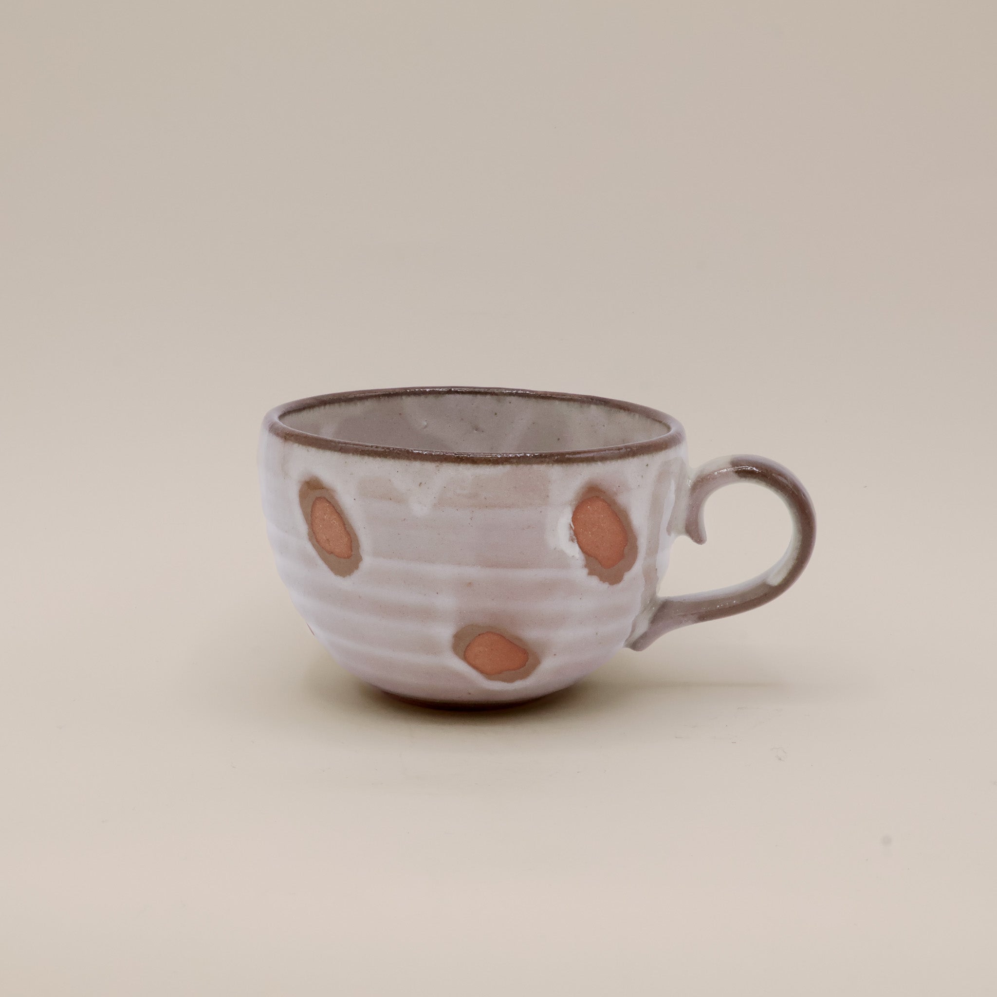 Japansk cappucinokop med store pletter