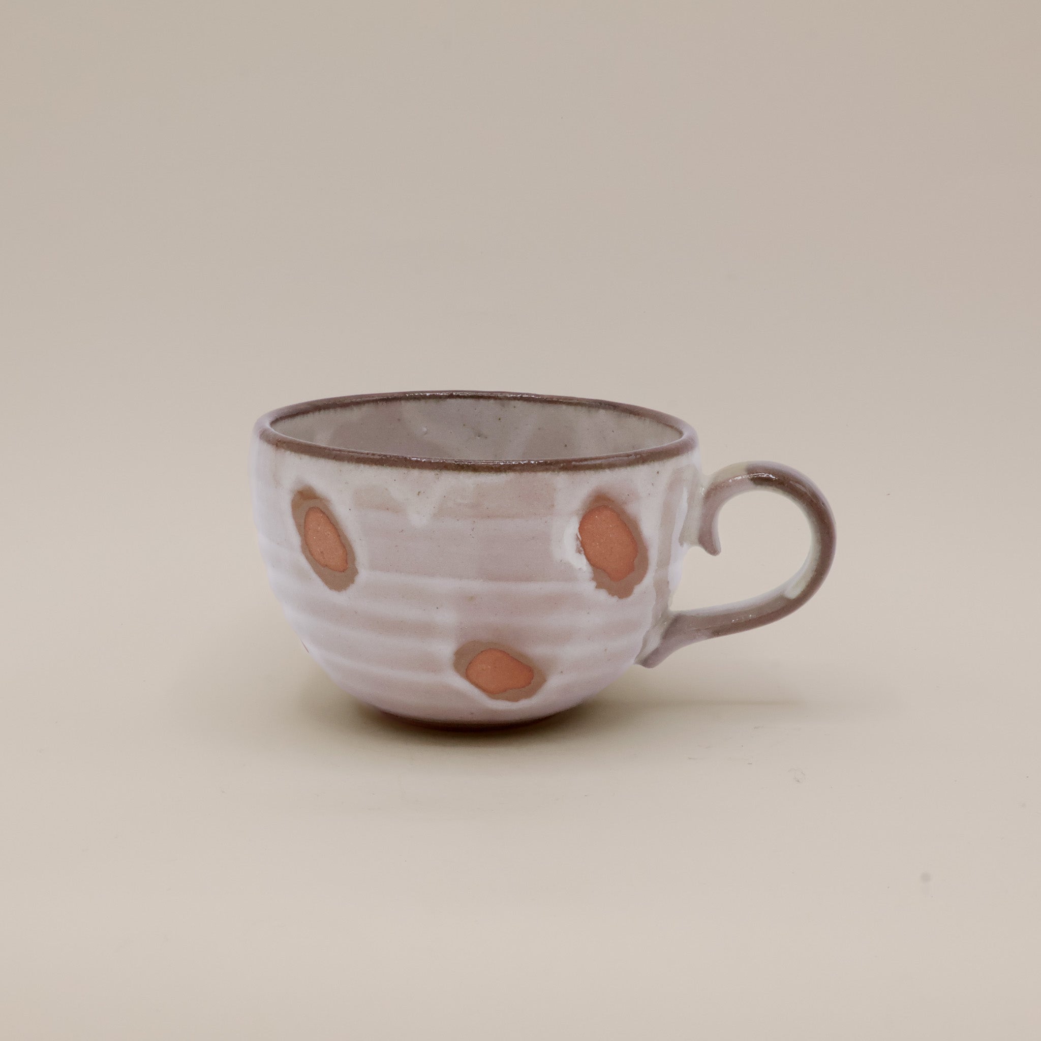 Japansk cappucinokop med store pletter