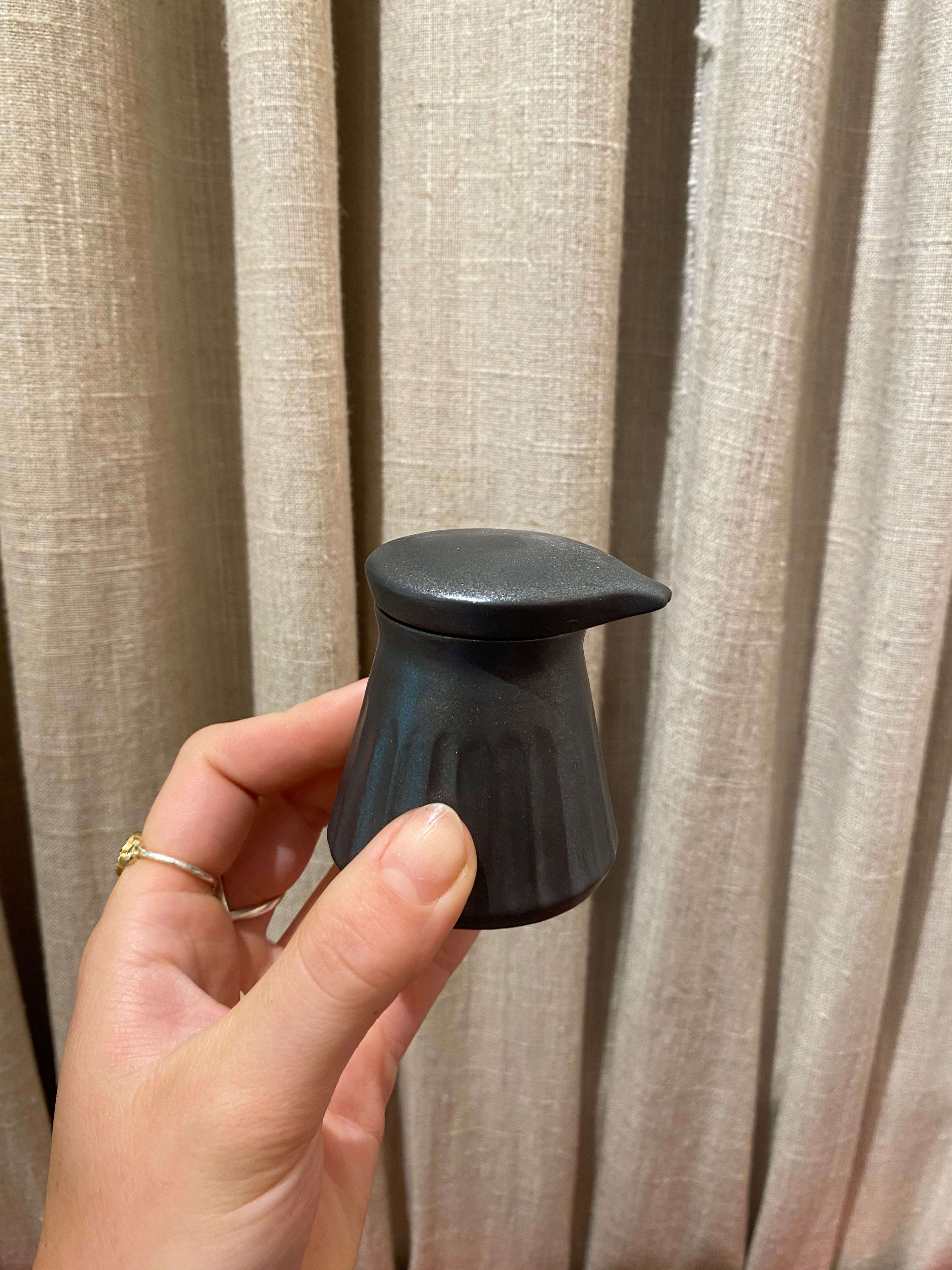 Small soy pot with grooves