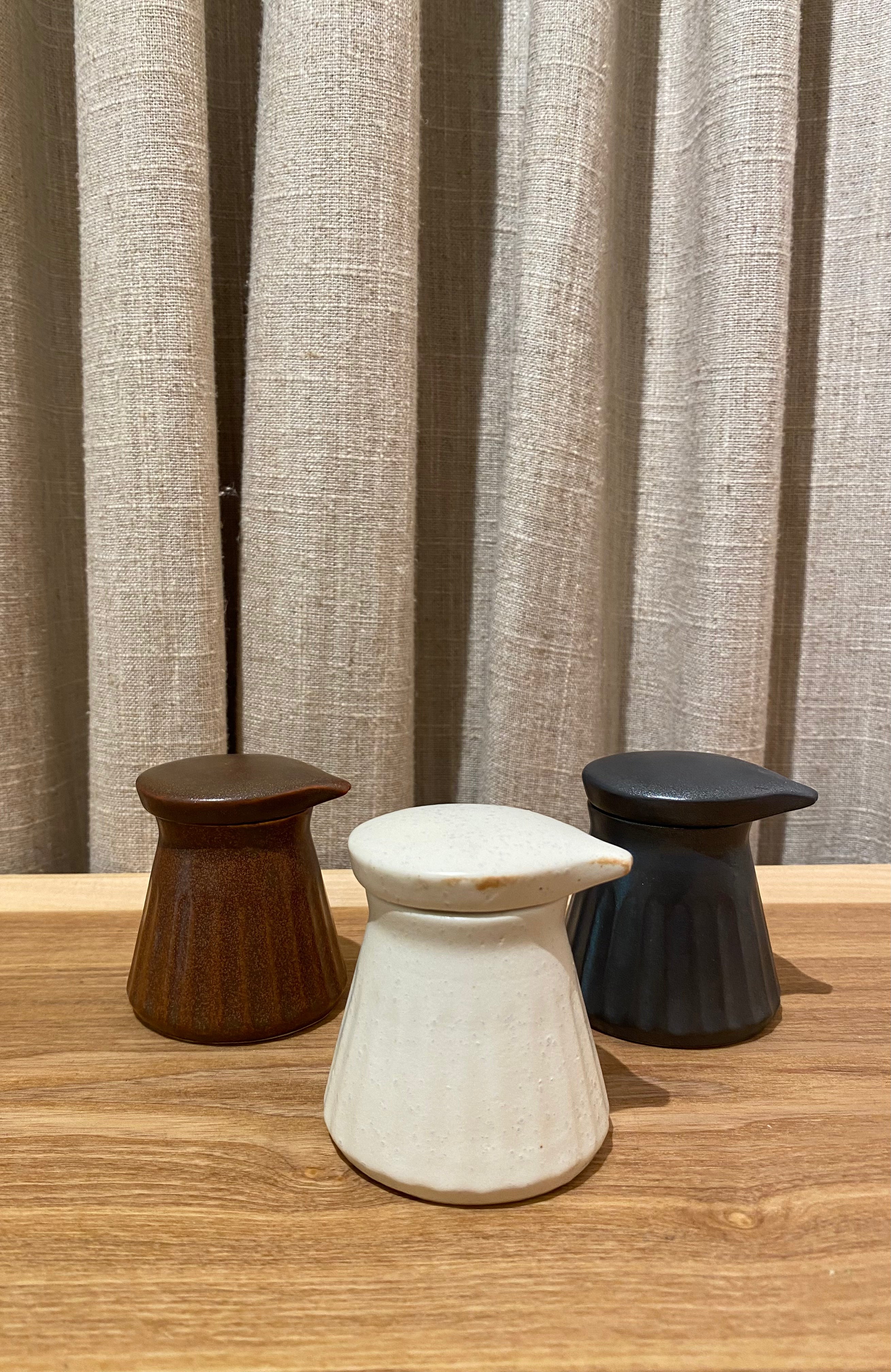 Small soy pot with grooves