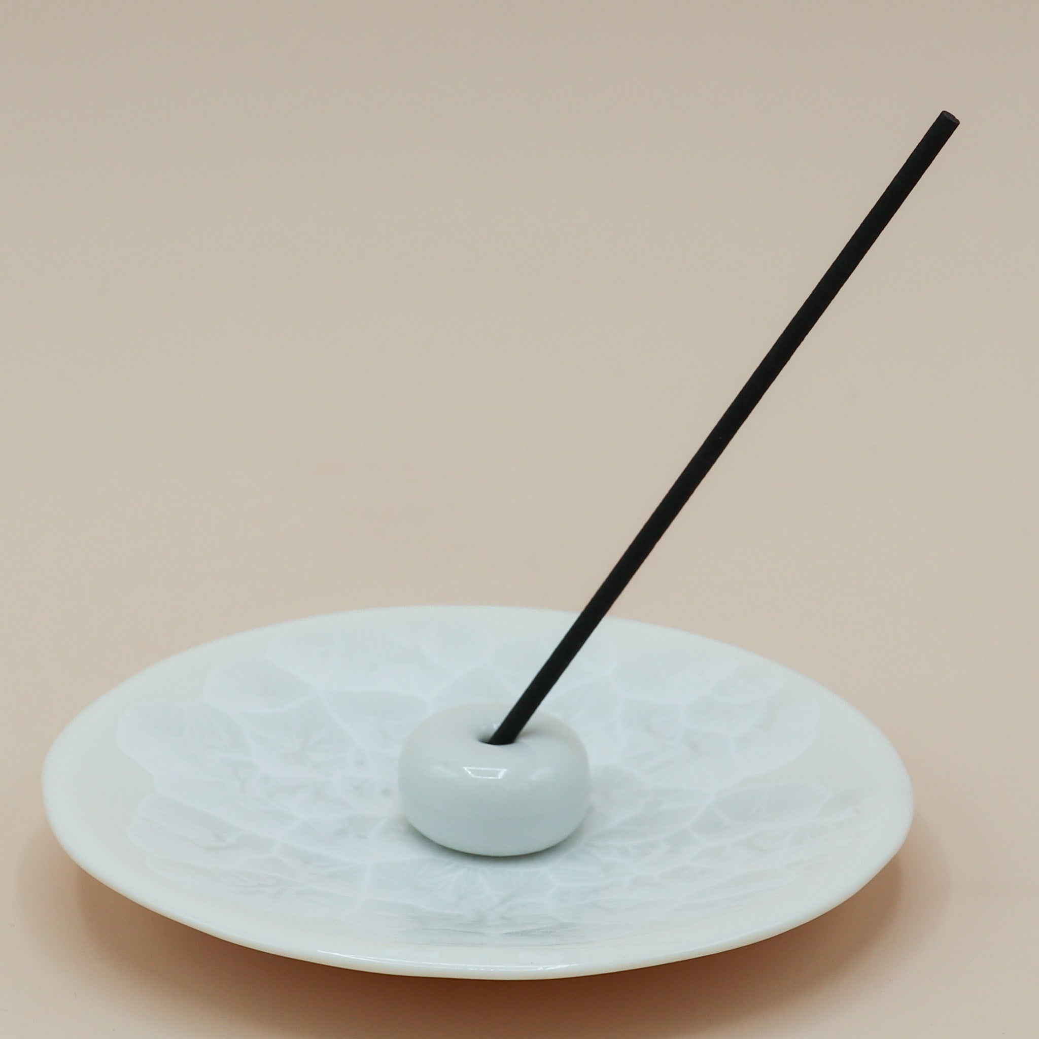 Hvid keramikholder til røgelse med lille tallerken