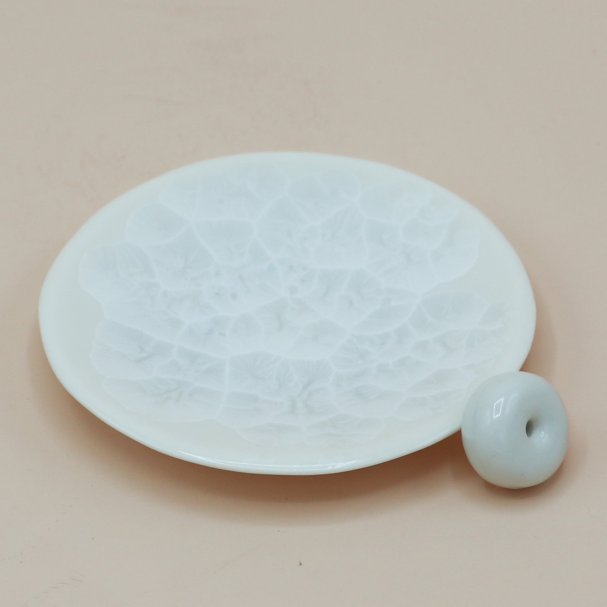 Hvid keramikholder til røgelse med lille tallerken