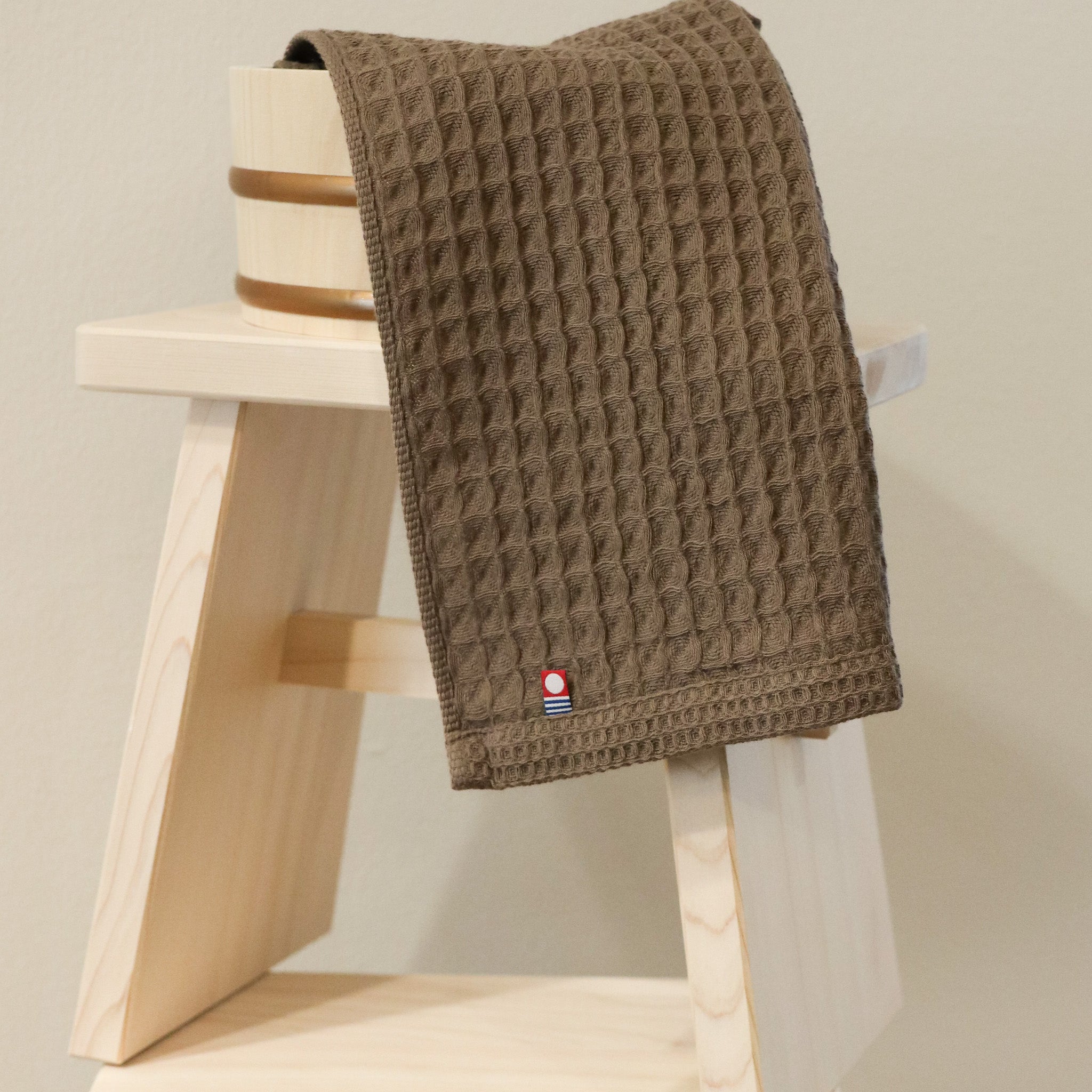 Stor træbalje med plastbånd