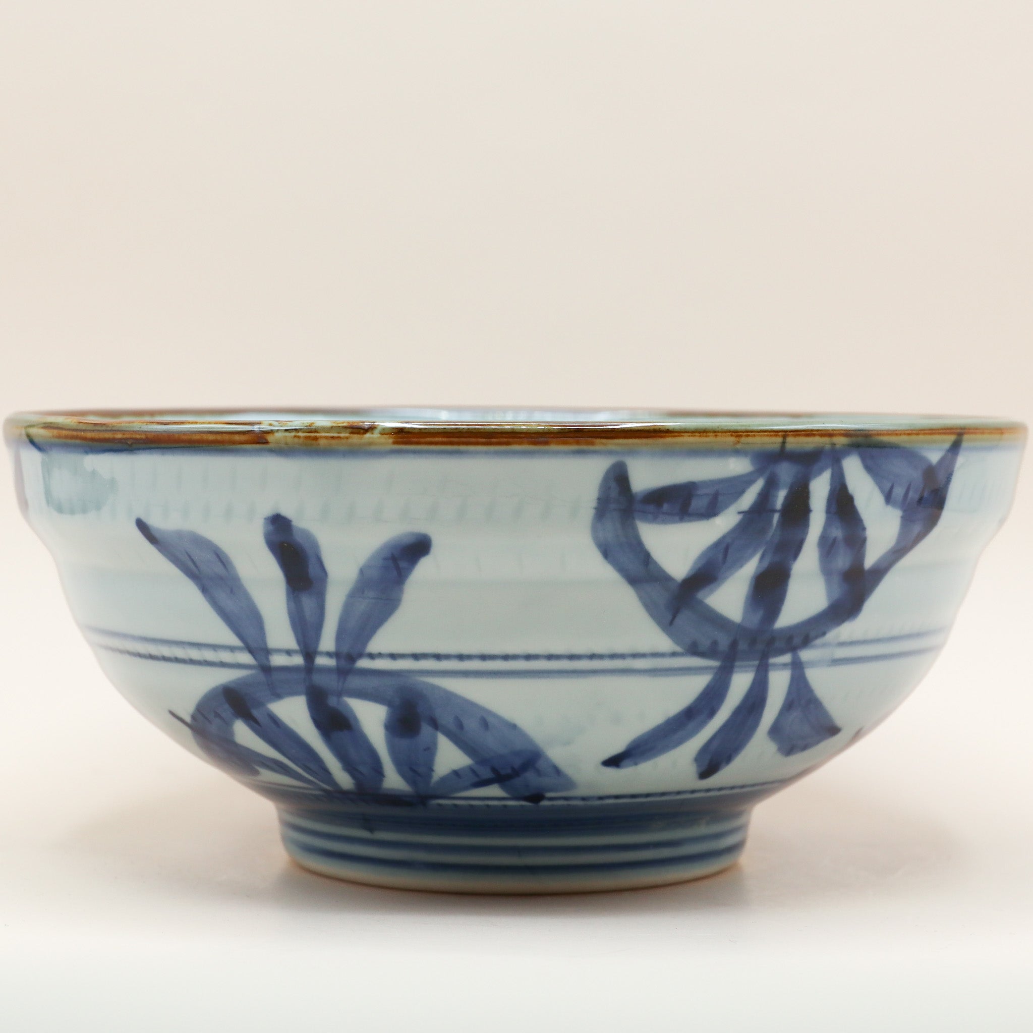 Stor håndmalet ramenskål med japanske motiver