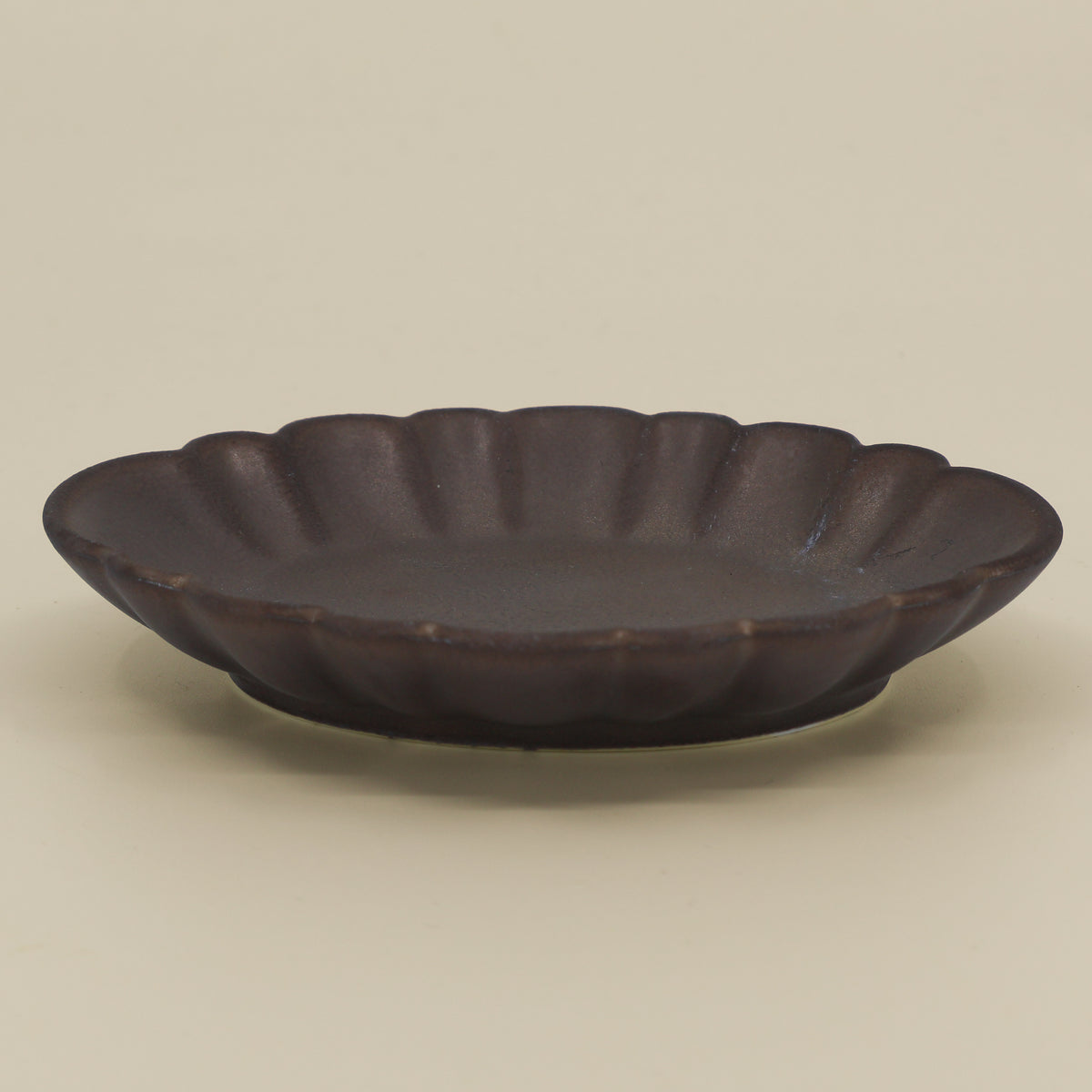 Oval keramiskål i bronze glasur