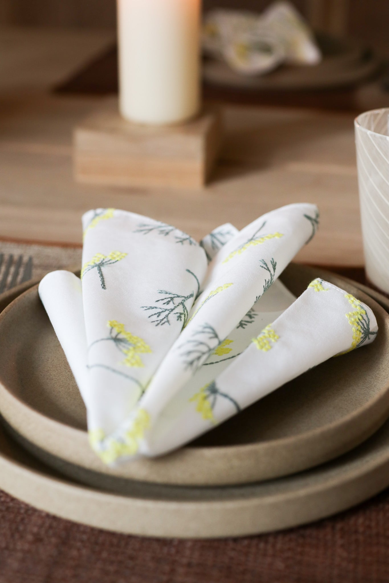 Cloth napkins with embroidered flowers