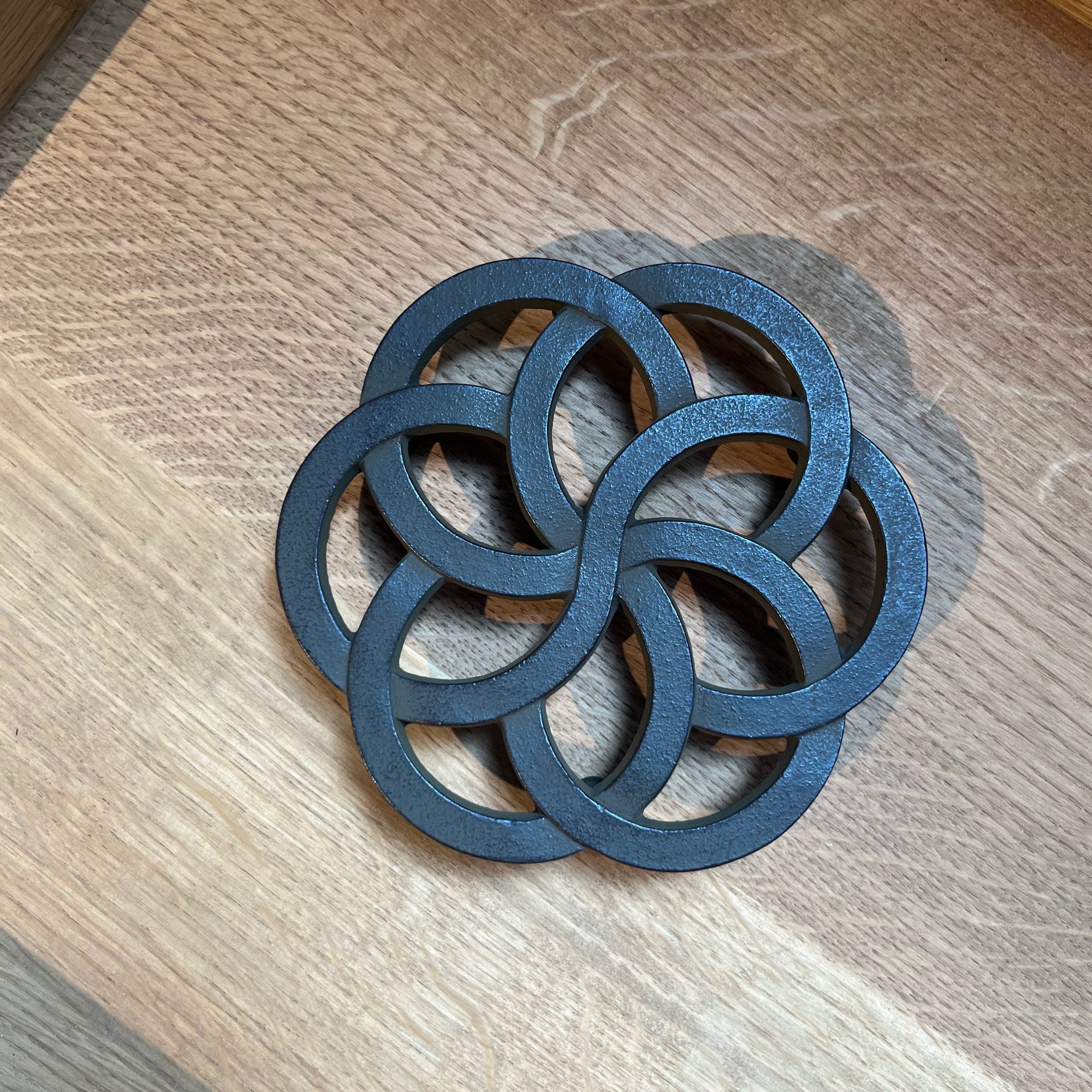 Håndlavet bordskåner i støbejern