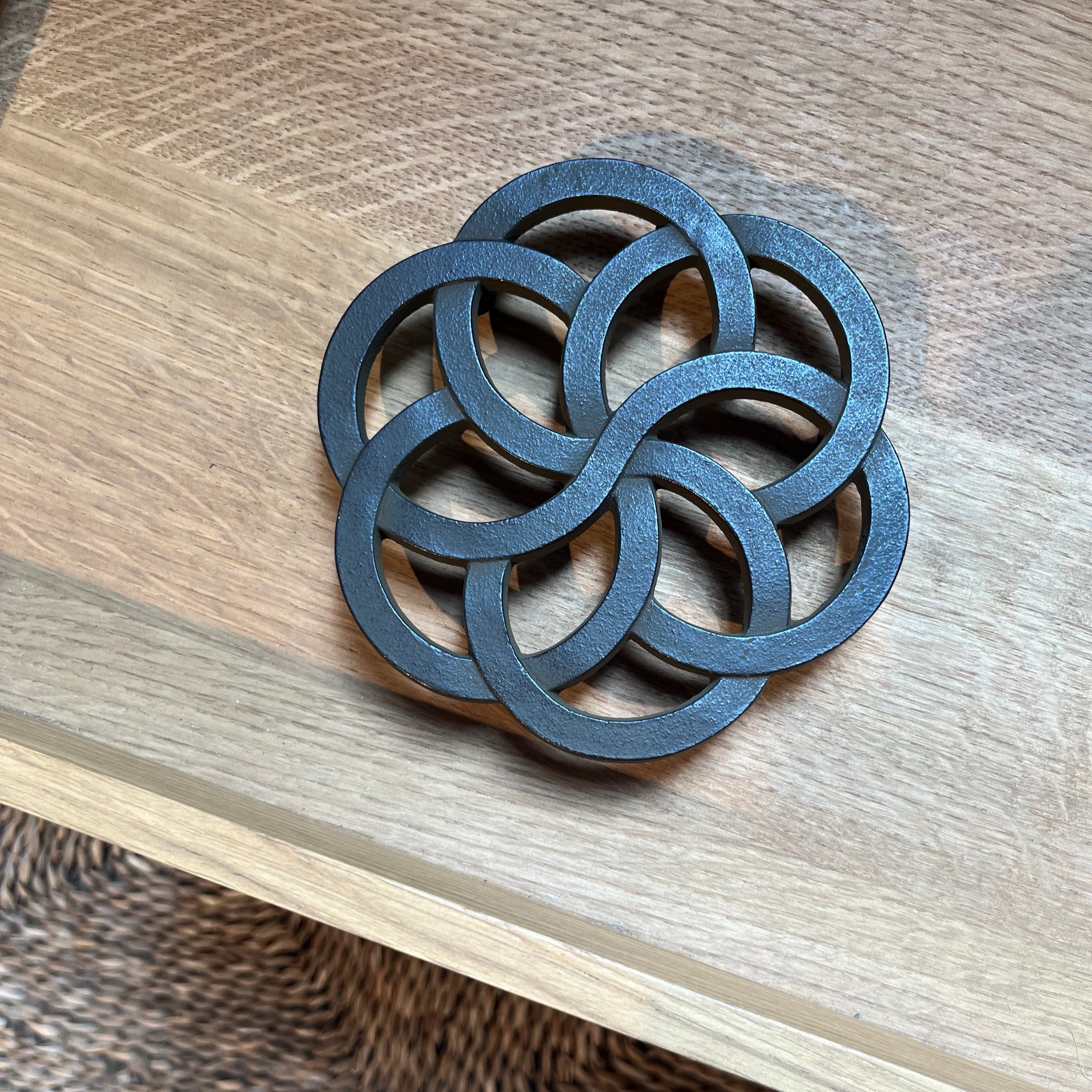 Håndlavet bordskåner i støbejern