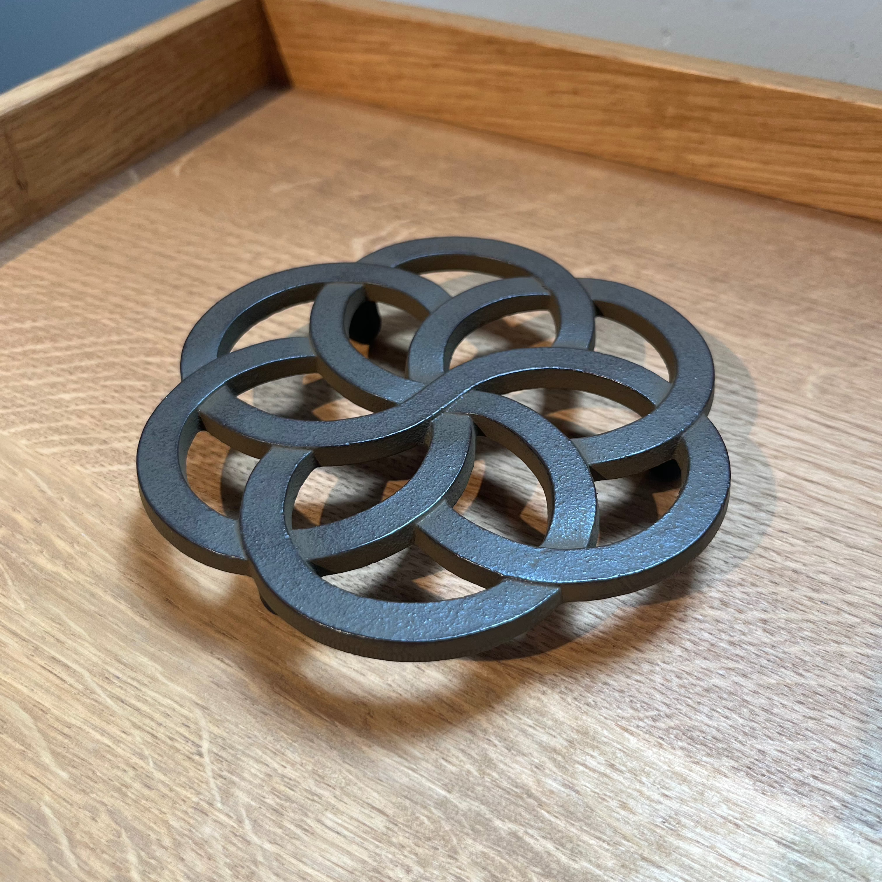 Håndlavet bordskåner i støbejern