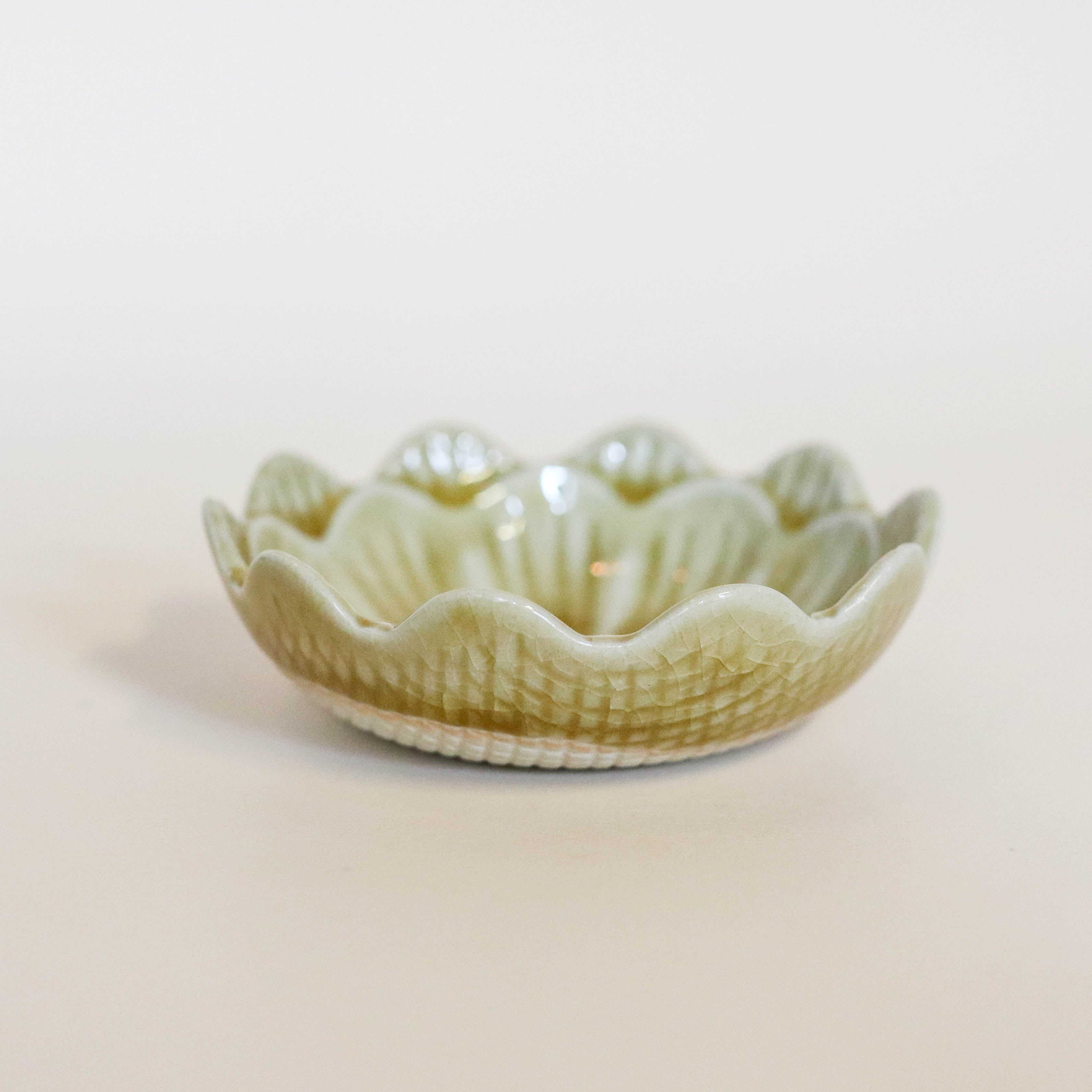 Flower bowls with cracked glaze